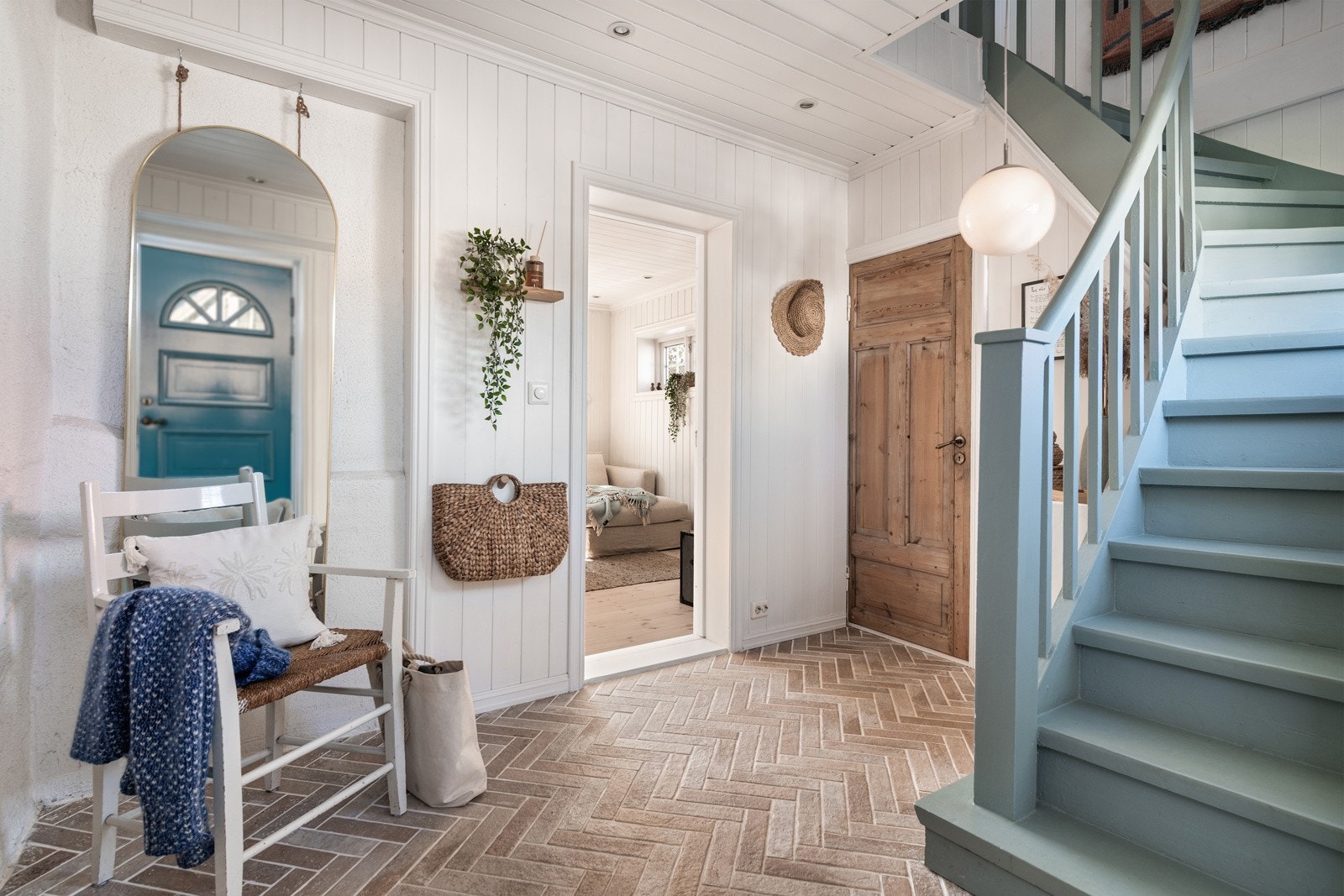 Boligen er fordelt over to etasjer samt kjeller, og byr på en god planløsning. Galleribilde