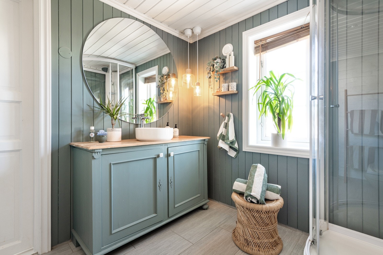 Badet fremstår som pent og harmonisk, i stil med resten av huset. Galleribilde