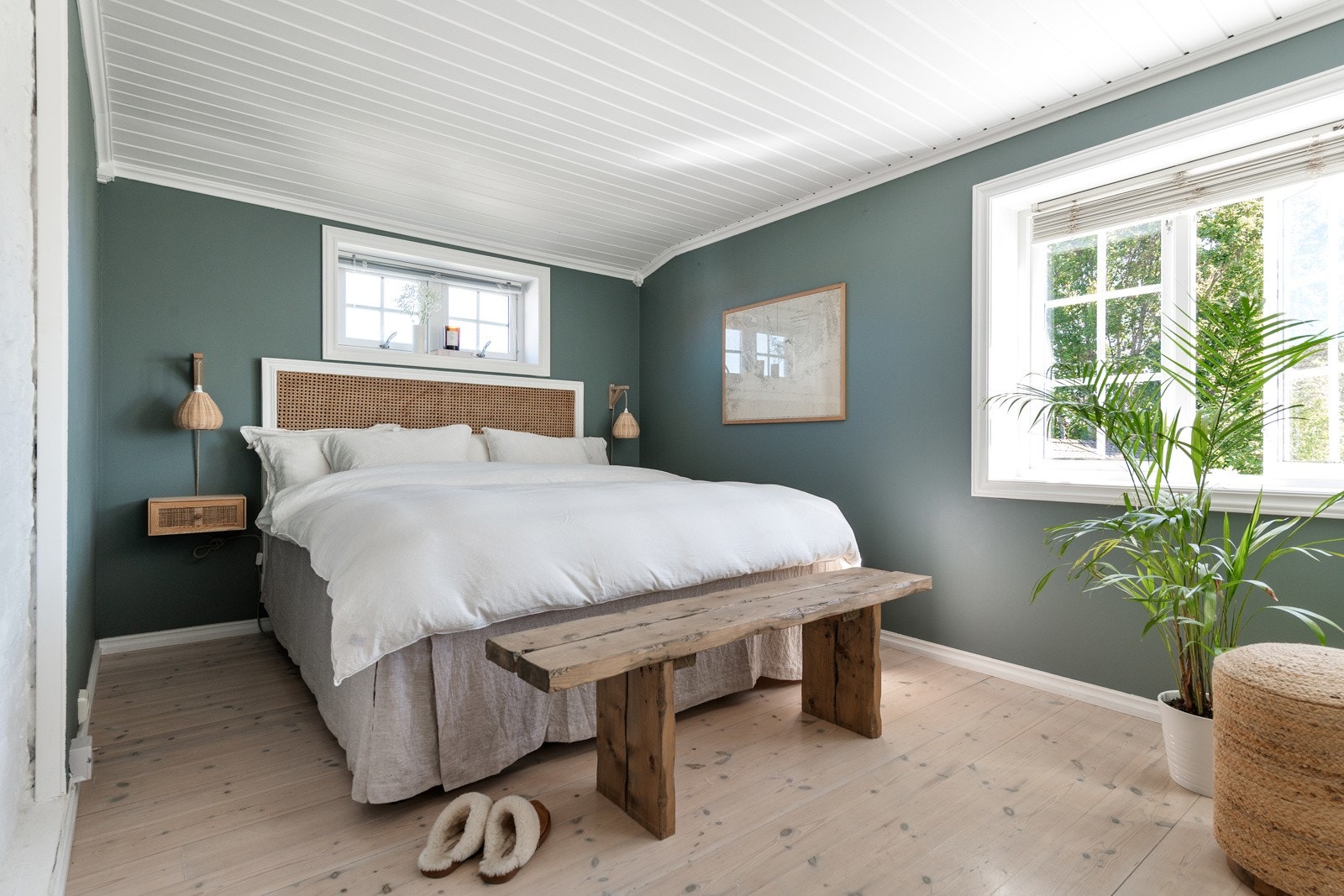 Hovedsoverommet er romslig og innbydende, og har praktisk skyvedørsgarderobe. Galleribilde
