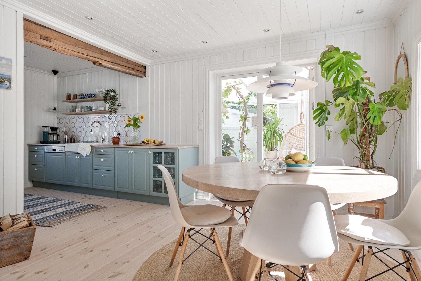 Kjøkkenet ligger i åpen løsning mot stuen, noe som skaper en luftig og sosial atmosfære. Like ved kjøkkenet er det naturlig plass til spisebord. Galleribilde