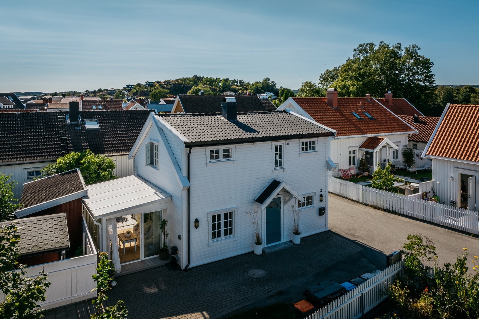 Gårdsplassen er delvis belagt med asfalt og belegningsstein, og gir plass til parkering for to biler på rad. Galleribilde