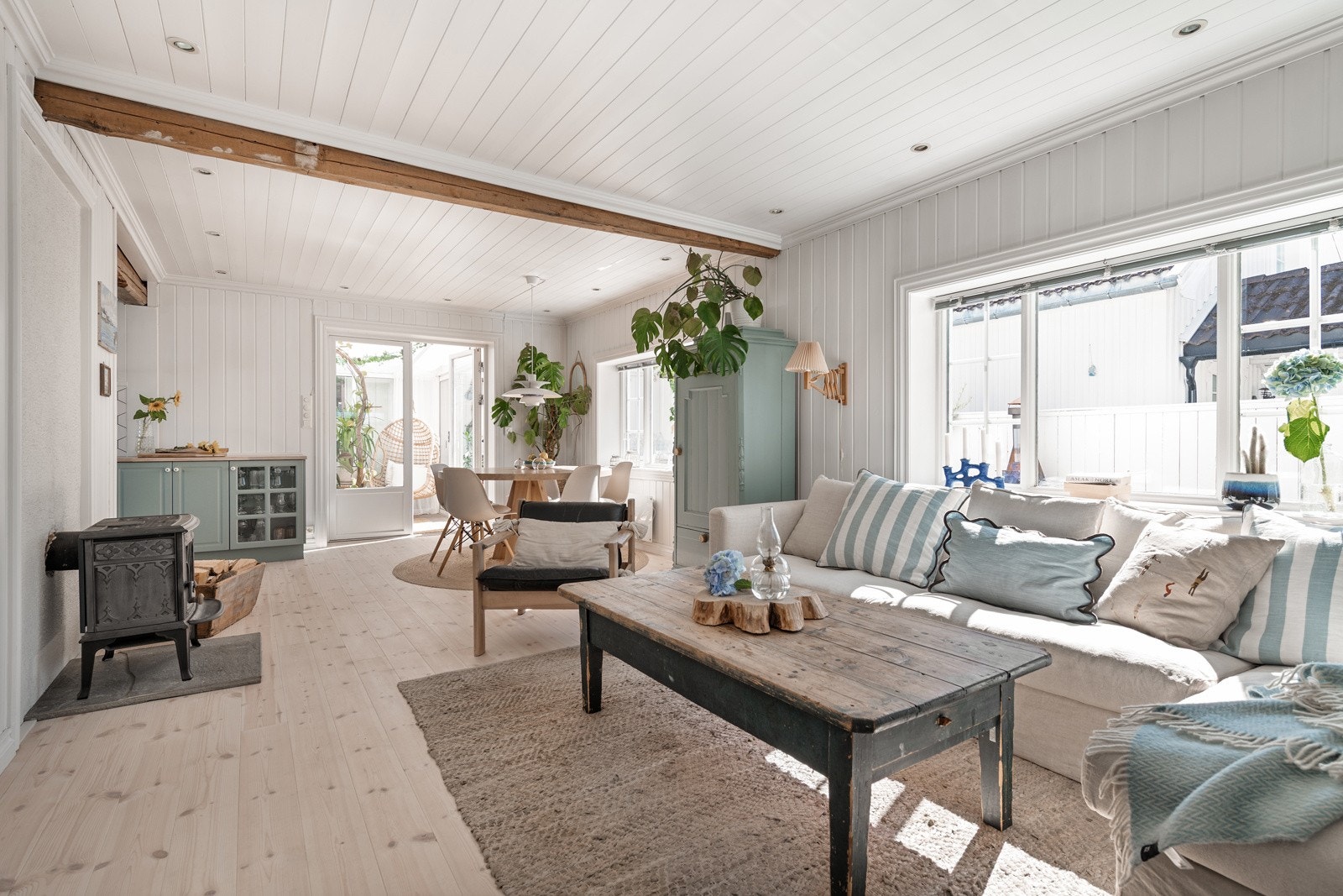 Trivelig stue med naturlig soneinndeling og store vinduer som gir godt lysinnslipp. Galleribilde