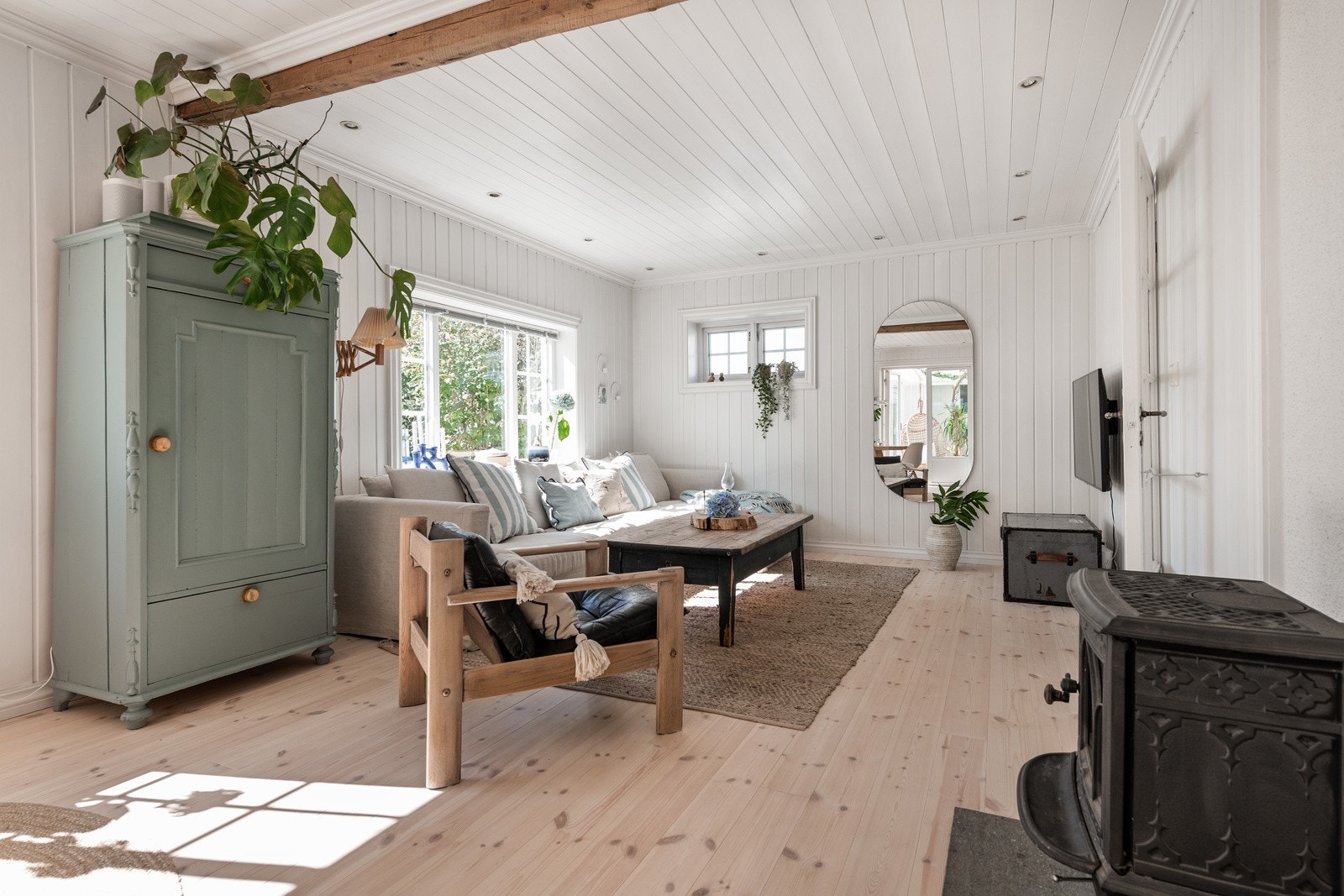 I første etasje finner du entré/gang, stue og kjøkken med adkomst til et nydelig uteområde. Galleribilde