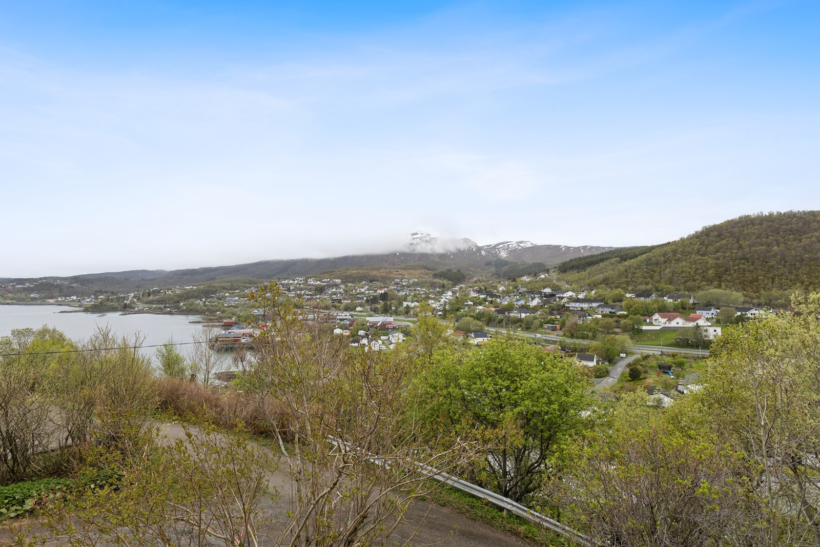 Utsikt fra verandaen mot sjøen og innkjøringen til Harstad Galleribilde