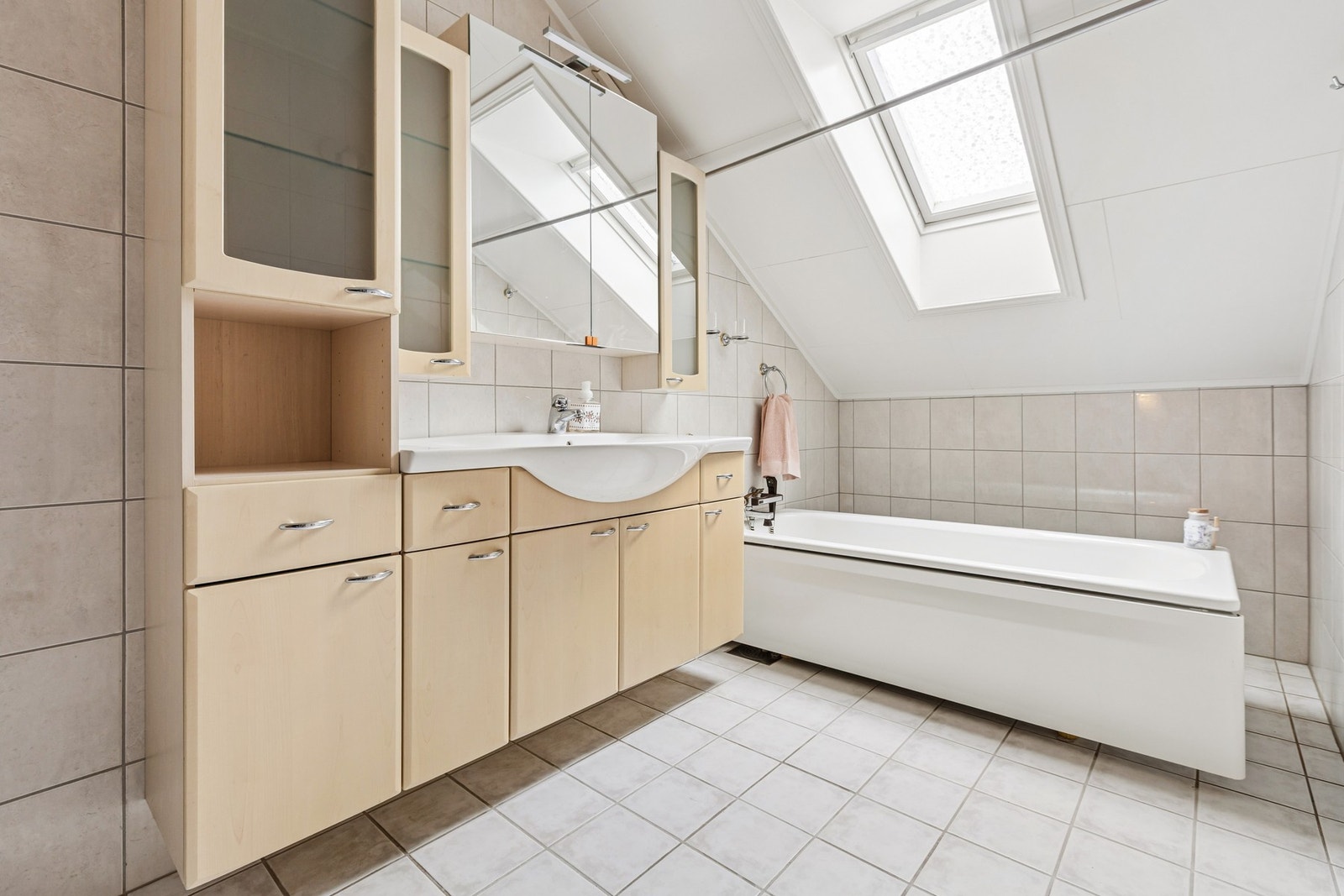 Takvindu på badet gir godt med naturlig lys Galleribilde