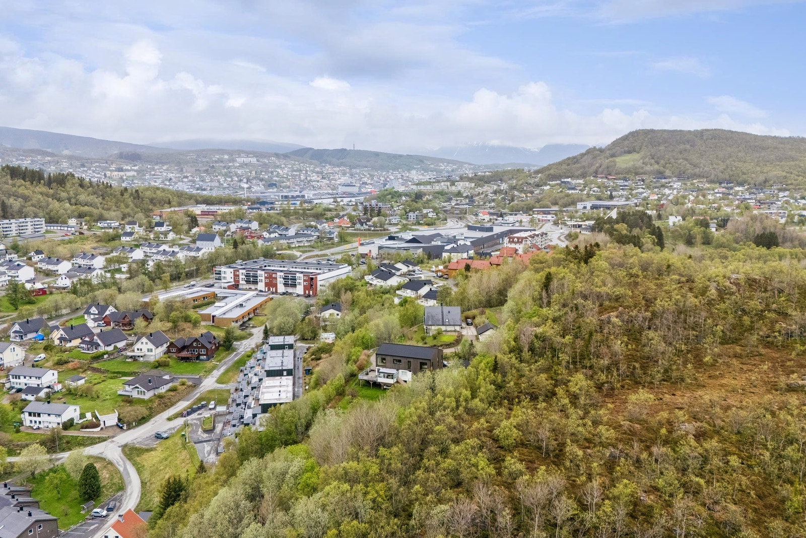 Fra eiendommen er det kort vei til servicetilbud som skole, barnehager,Thon senter Kanebogen, bensinstasjon og flott turterreng etc, Galleribilde