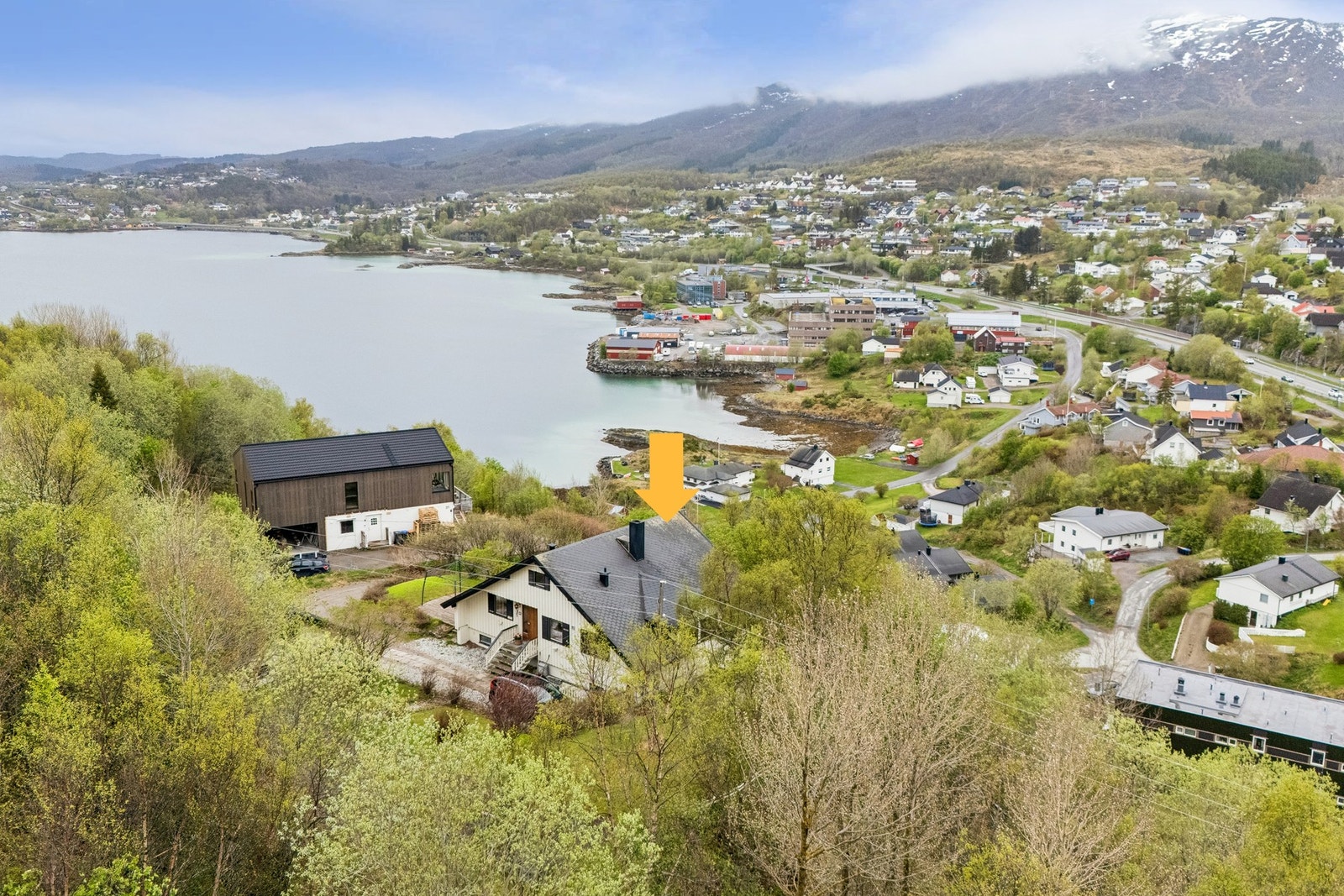 EiendomsMegler1 v/Bente N. Larsen har gleden av å presentere Fredlyveien 29 - en spennende eiendom med stort potensiale! Foto: EFKT Galleribilde