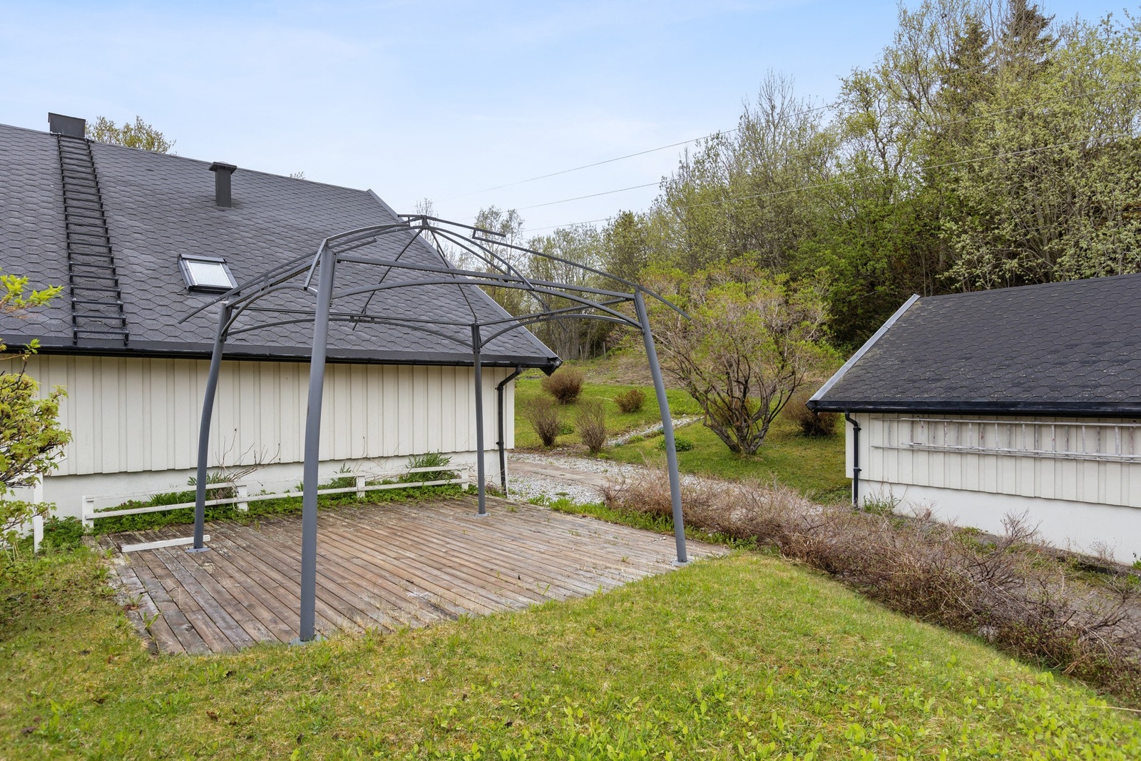 Uteplass på bakkenivå med platting av trykkimpregnert treverk Galleribilde