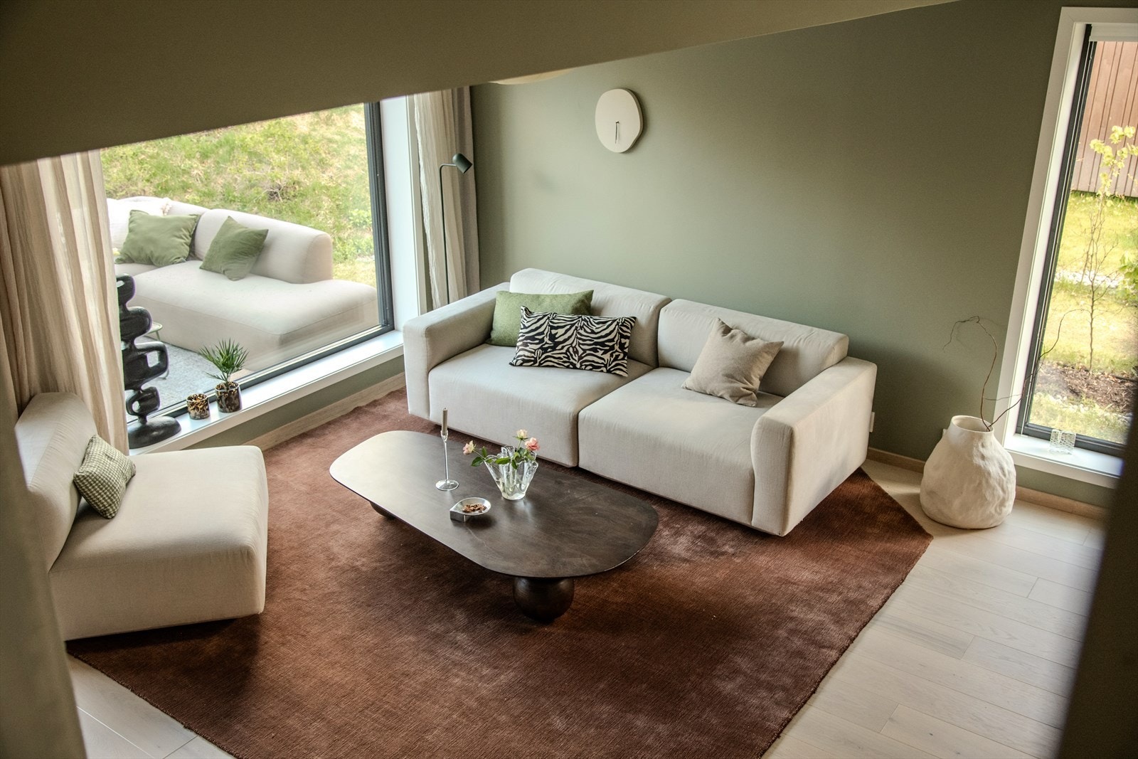 Dette er en flott bolig som har et lyst og gjennomført skandinavisk uttrykk med moderne materialvalg og varme, naturlige toner. Galleribilde