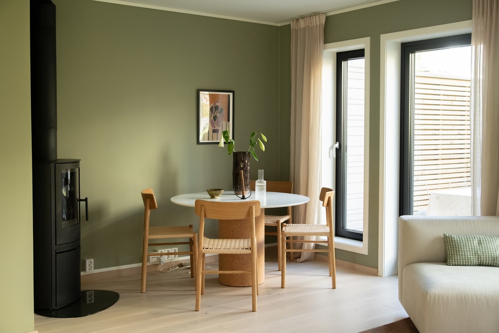 Peisen i stuen fungerer som et naturlig midtpunkt og skaper en lun atmosfære. Galleribilde