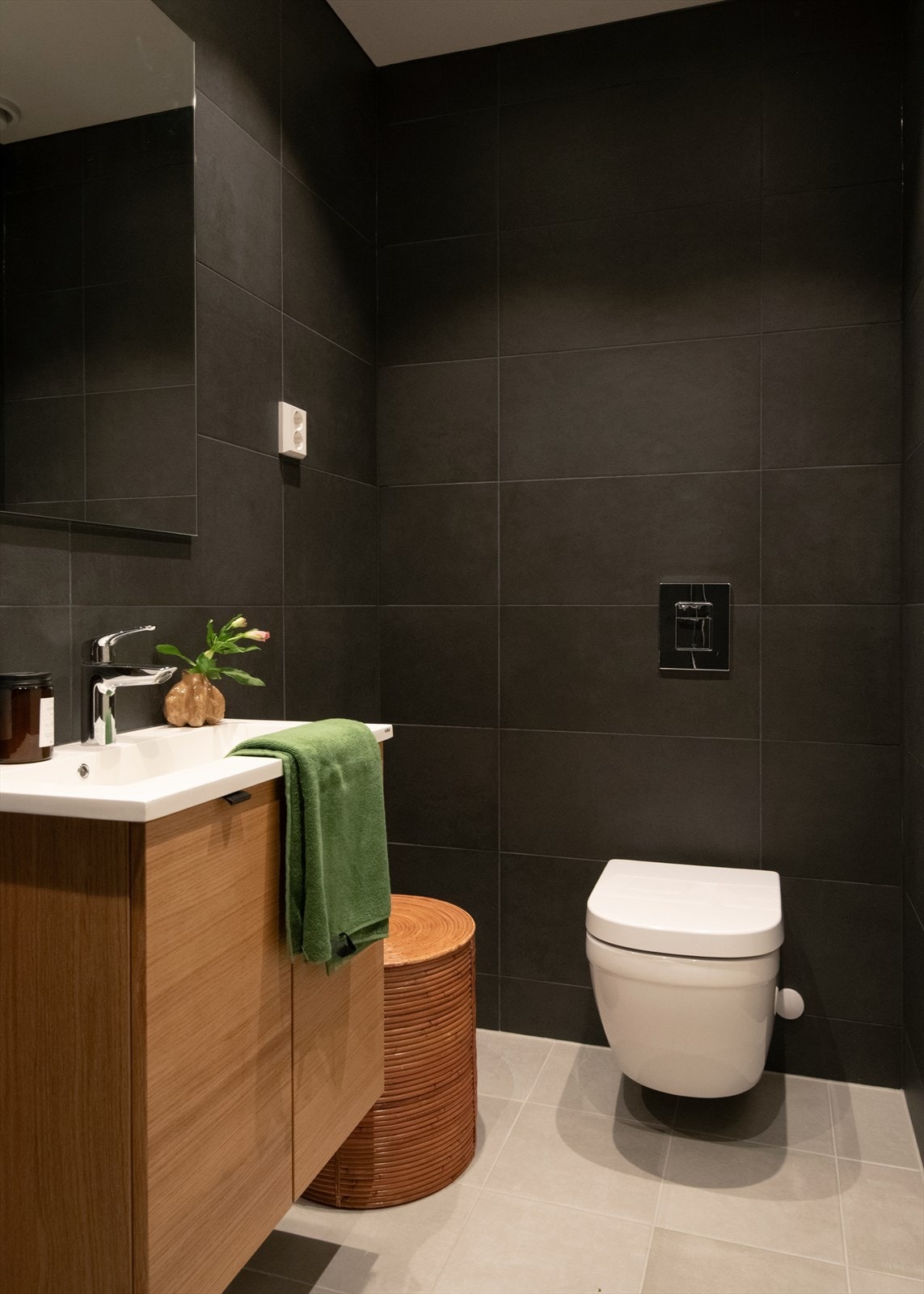 Badet har fin størrelse og fremstår moderne med mørke detaljer og eikeinnredning som skaper en lun kontrast. Galleribilde