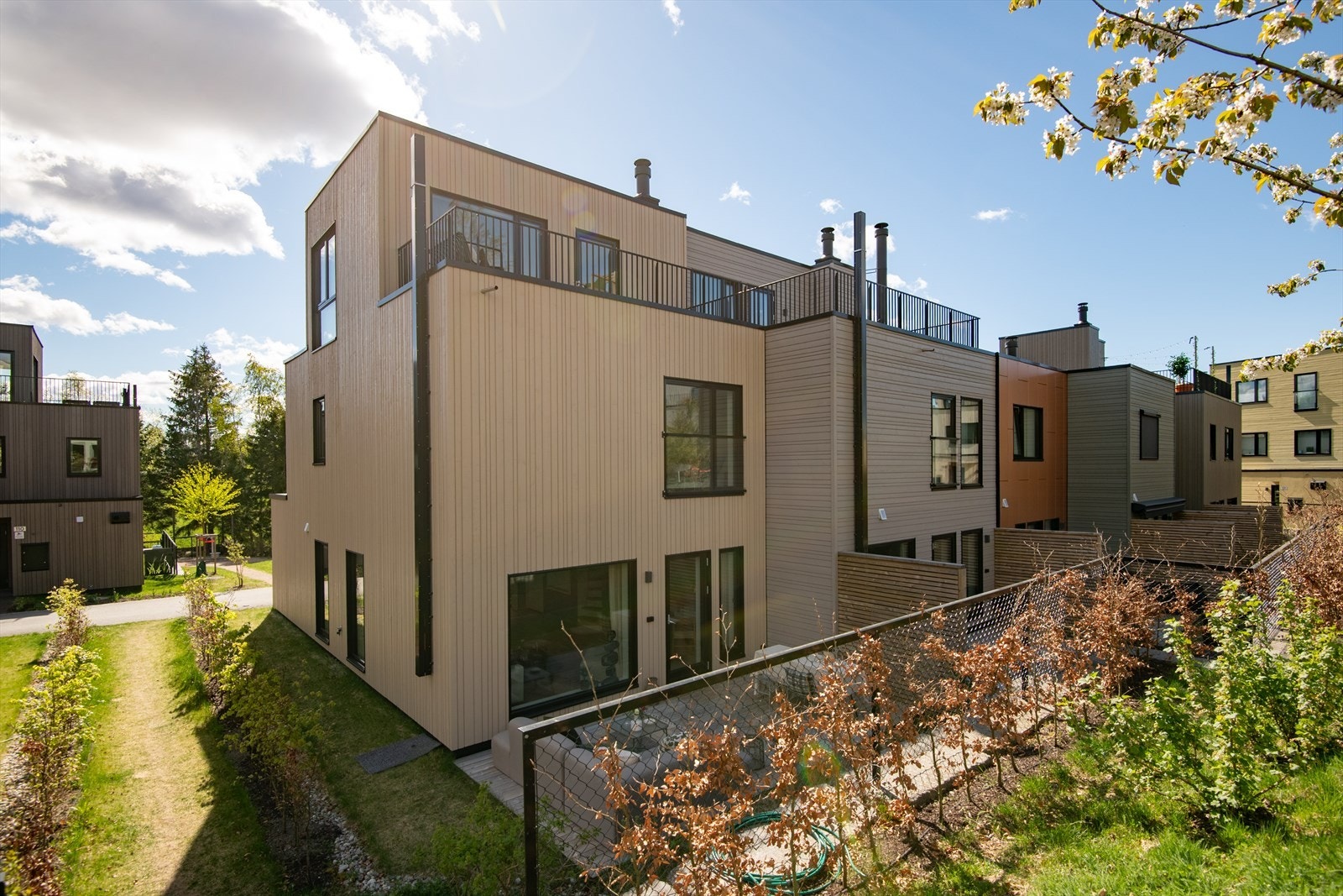 Boligen ligger i et nytt og rolig boligområde som passer godt for familier, omtrent 2 km fra Ås sentrum. Galleribilde