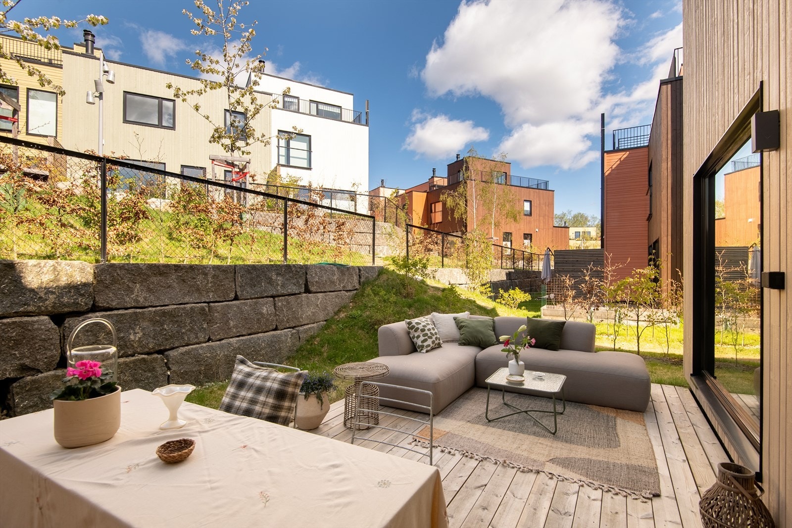 Dette området blir en herlig forlengelse av stuen i sommerhalvåret. Galleribilde