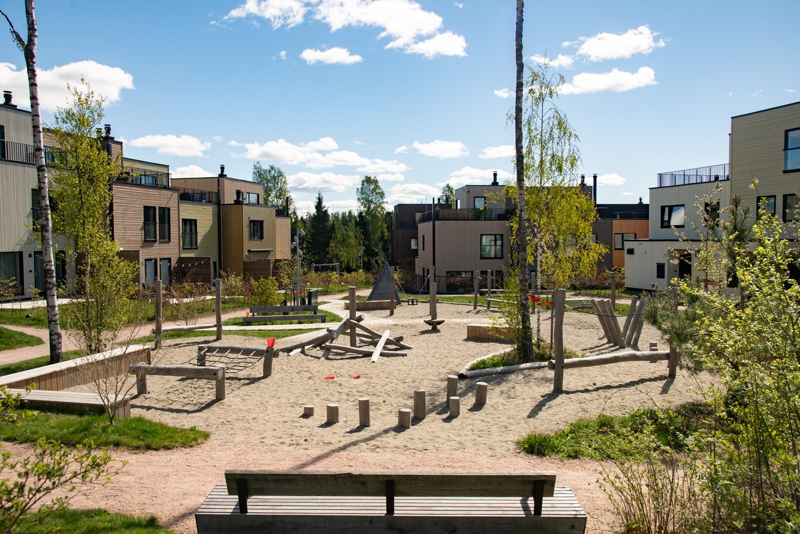 Sameiet er opparbeidet med asfalterte veier, plen, støttemurer, busker og lekeplass. Galleribilde