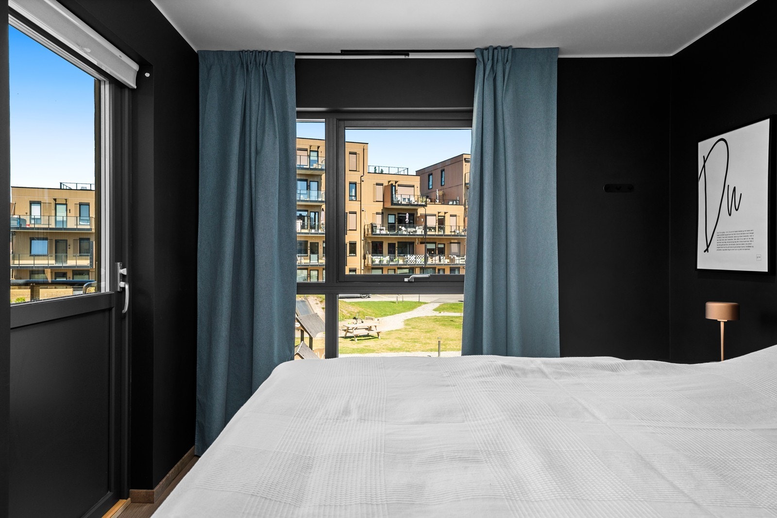 Herfra er det direkte utgang til en privat, nordvendt balkong. Galleribilde