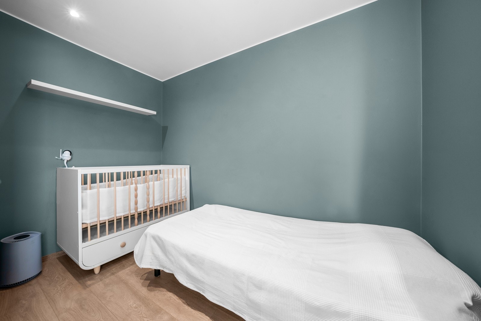 Alle soverommene har parkett på gulv og slette, malte vegger. Galleribilde