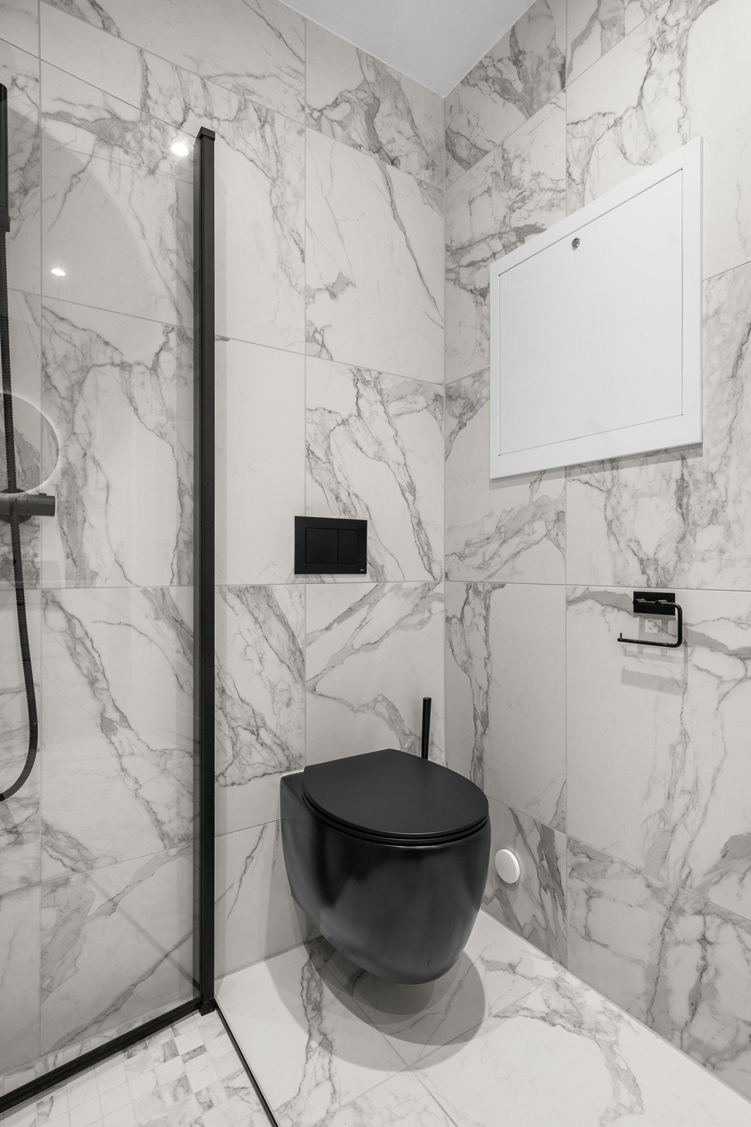 Badet er utstyrt med vegghengt toalett og dusjnisje med innfellbare glassdører. Galleribilde