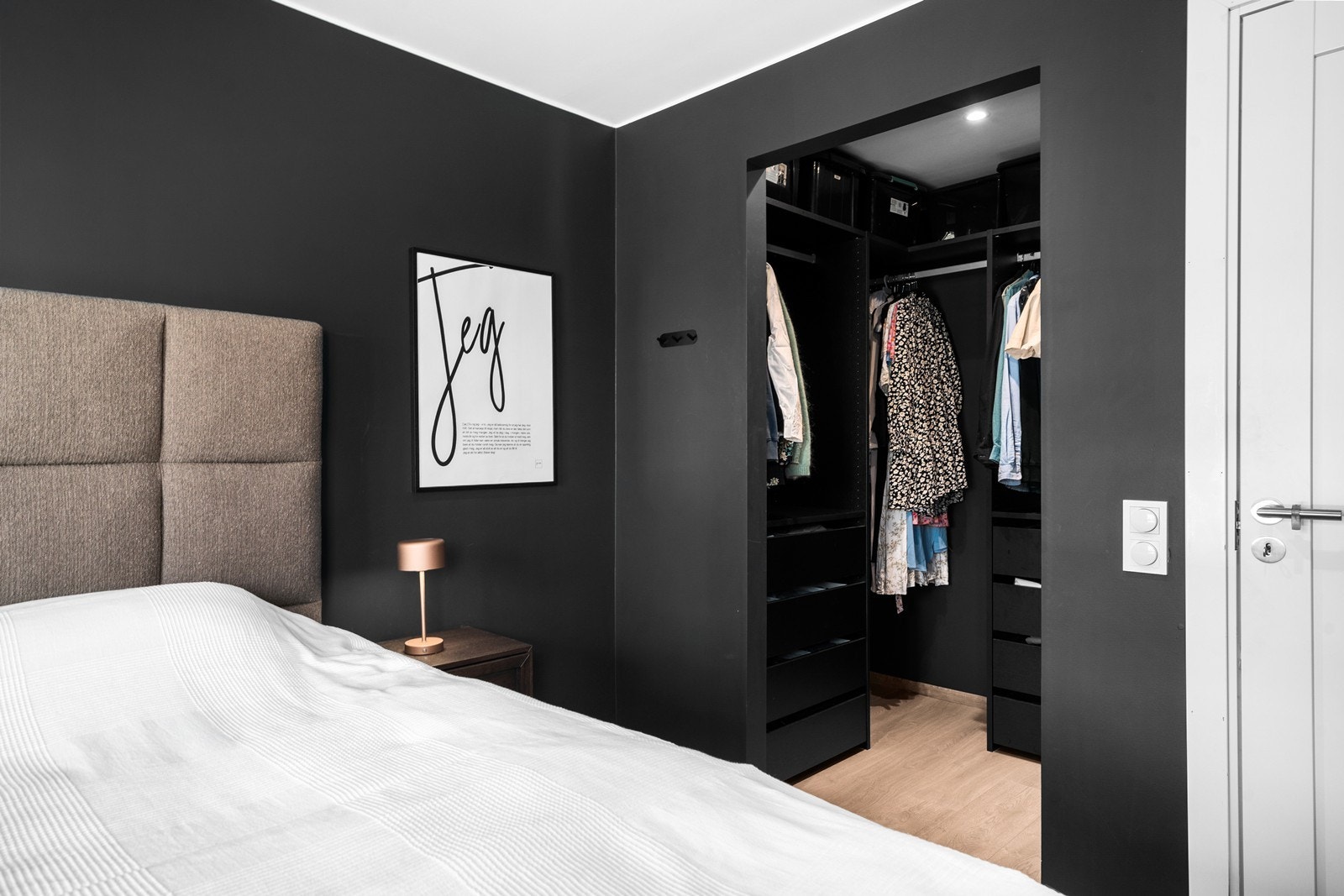 En egen garderobe gir rikelig med oppbevaringsplass. Galleribilde