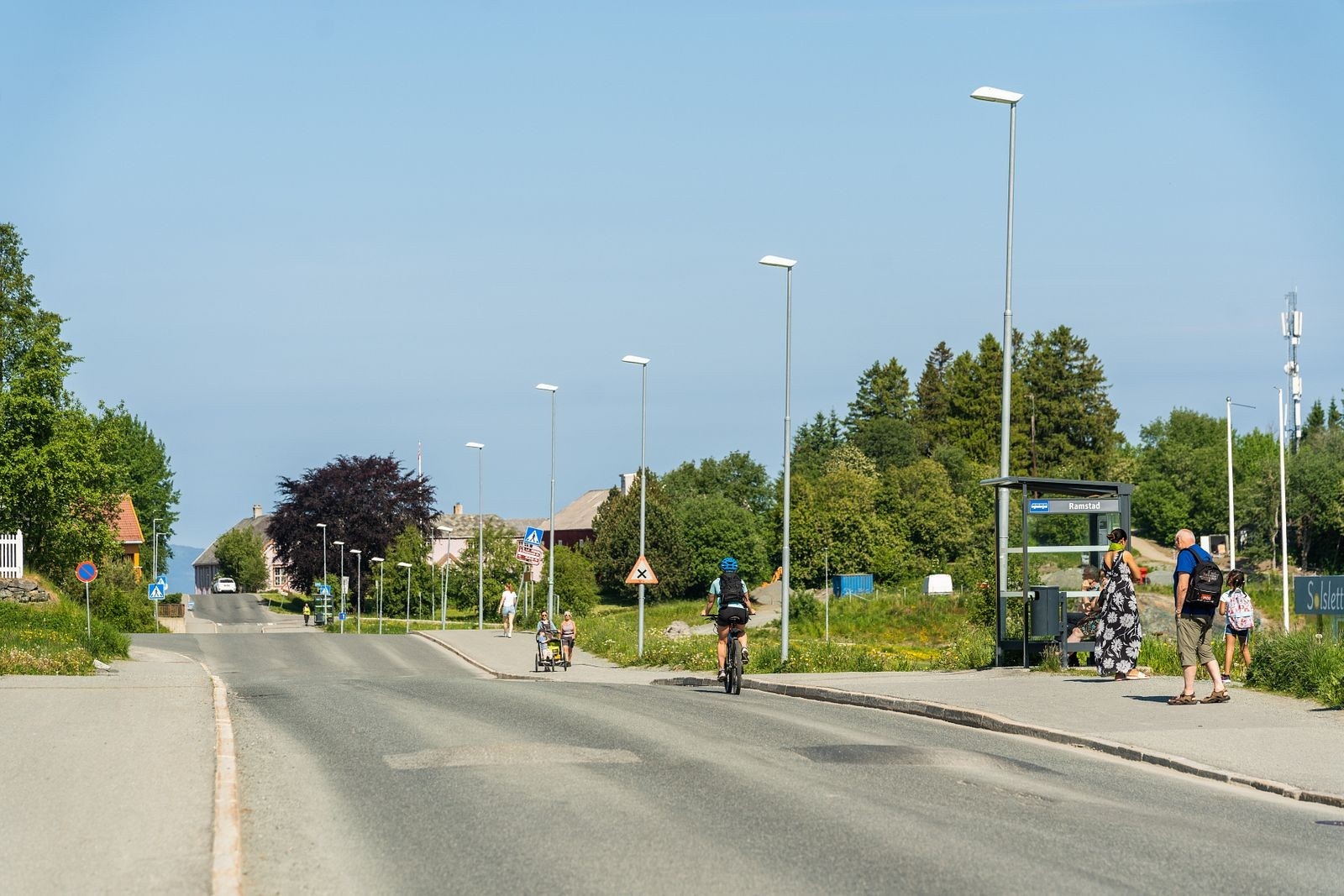 Det er kort gangavstand til offentlig transport og området har gode bussforbindelser til sentrum og NTNU sine campuser. Nærmeste holdeplass er Ramstad, som ligger ca. 6 minutter fra boligen. Her kommer linje 10 og 113. Galleribilde