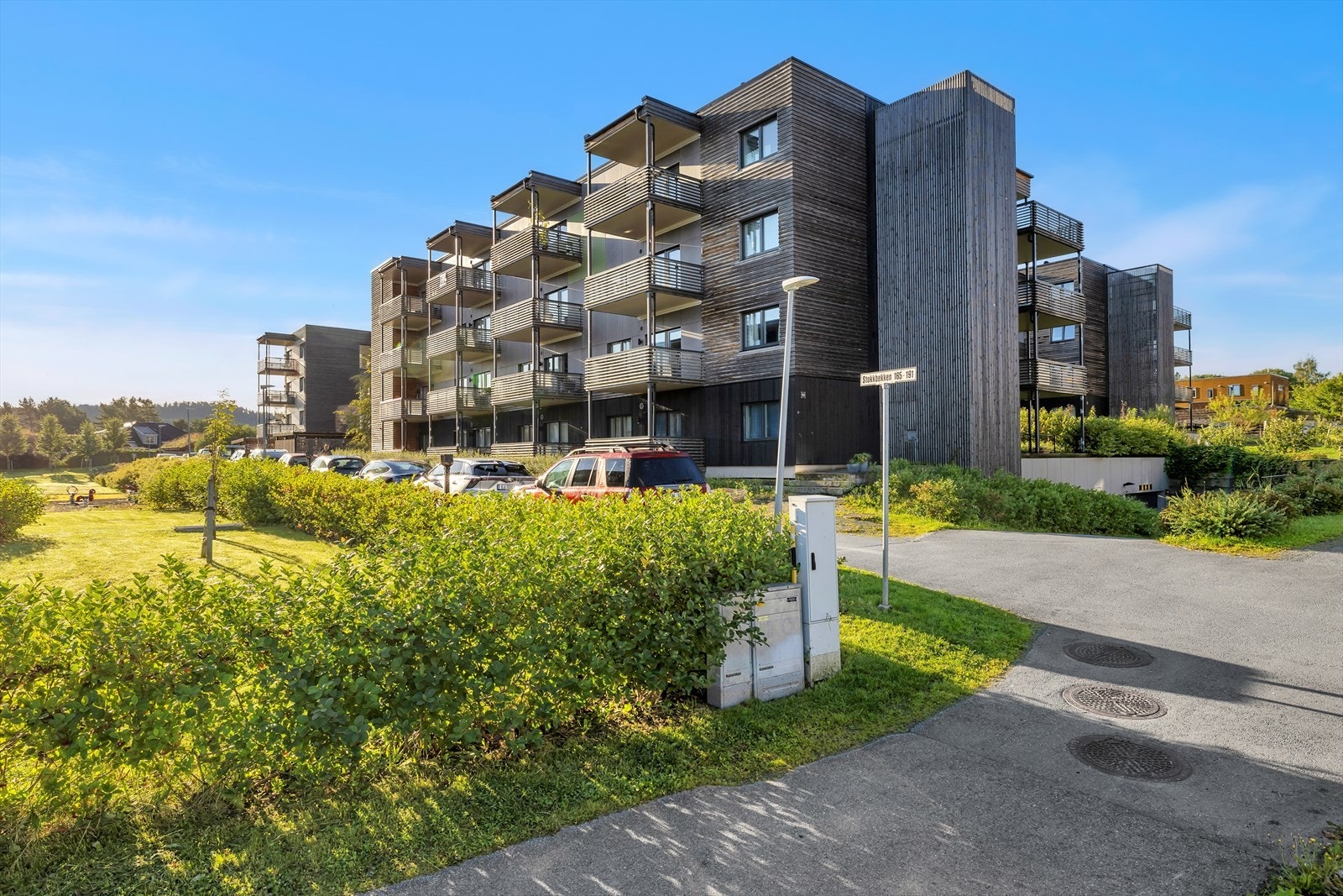 Velforeningen i området, som alle beboere i sameiet er en del av, har etablert flere fine områder rundt boligen. Blant annet er det etablert flere lekeplasser, benker, og en grillhytte som alle i velforeningen kan benytte seg av. Galleribilde