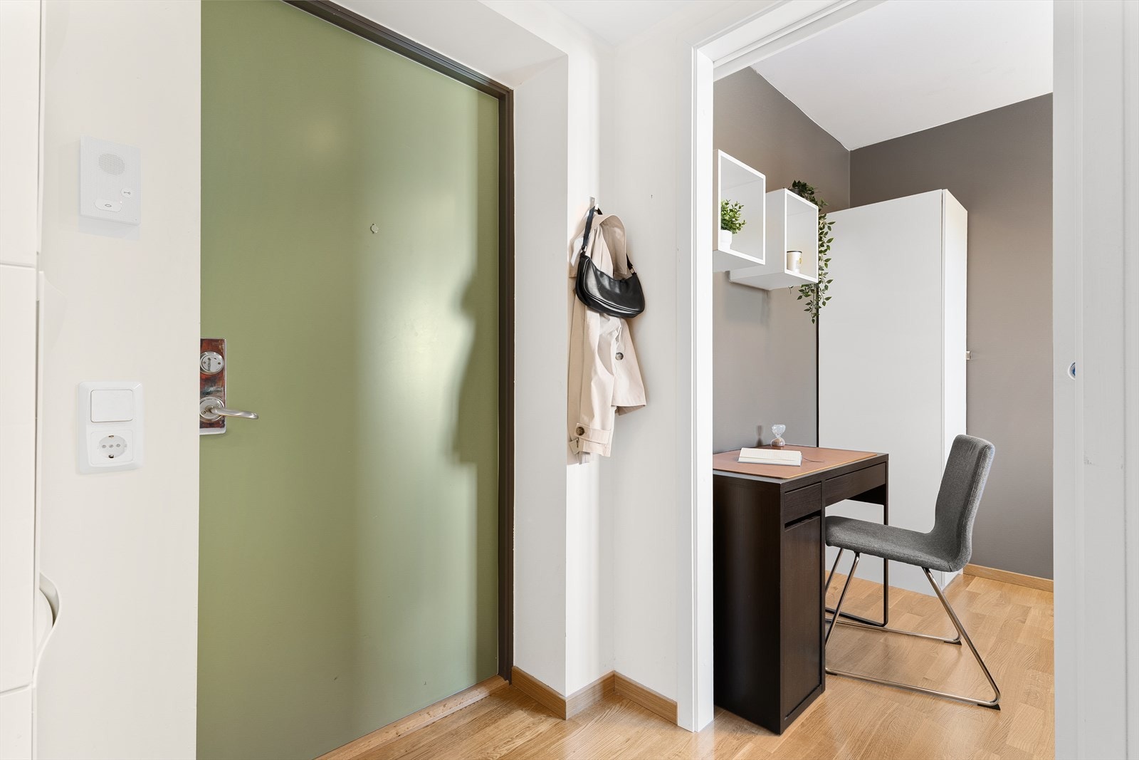 For ytterligere oppbevaring disponerer leiligheten en egen bod i kjeller på 9 m² hvor det kan lagres utemøbler og annet turutstyr. Galleribilde