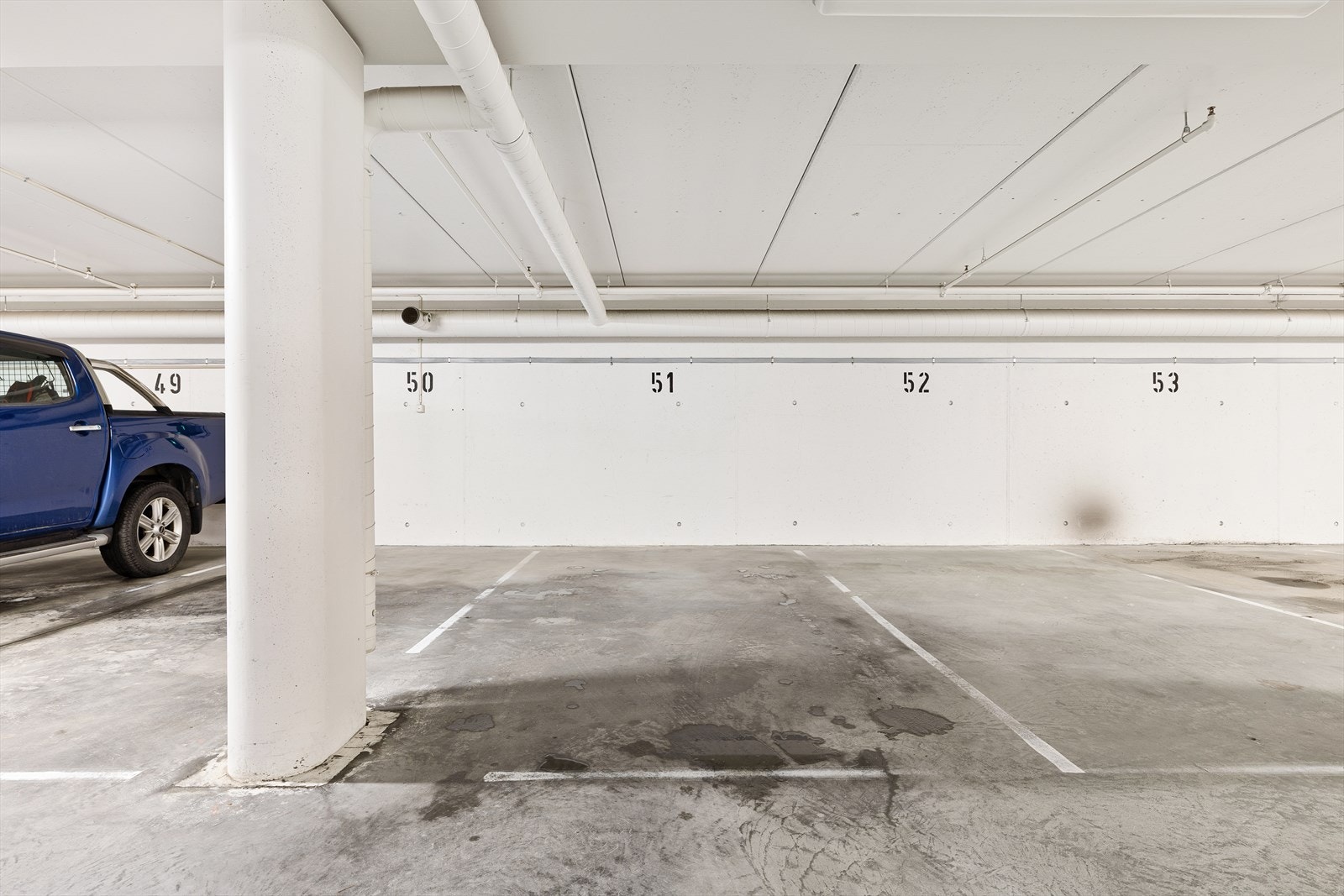Leiligheten har egen parkeringsplass i parkeringskjeller med mulighet for etablering av elbilladert. Det er plass nummer 51 som tilhører leiligheten. Gjesteparkering skjer på felles oppstillingsplass på sameiets tomt. Galleribilde