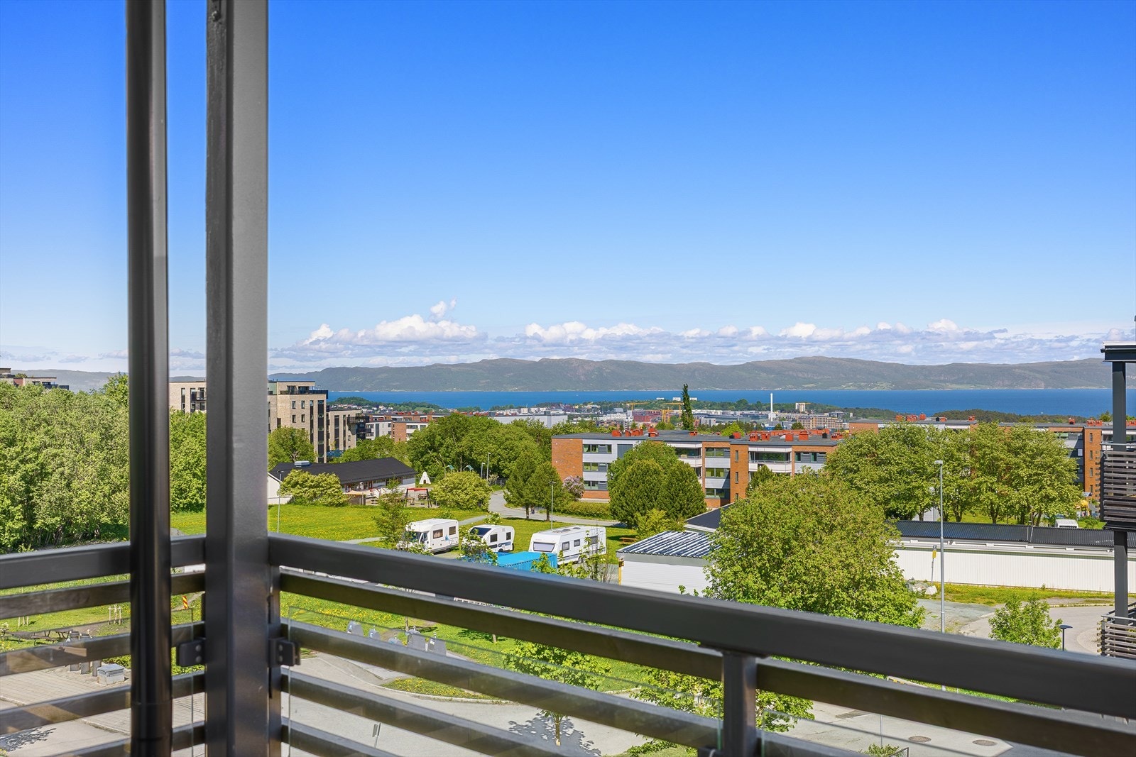 Fra balkongen kan man nyte en fantastisk utsikt over Trondheimsfjorden og Fosenalpene. Med gode møbleringsmuligheter kan man nyte lange sommerdager med venner og familie. Galleribilde