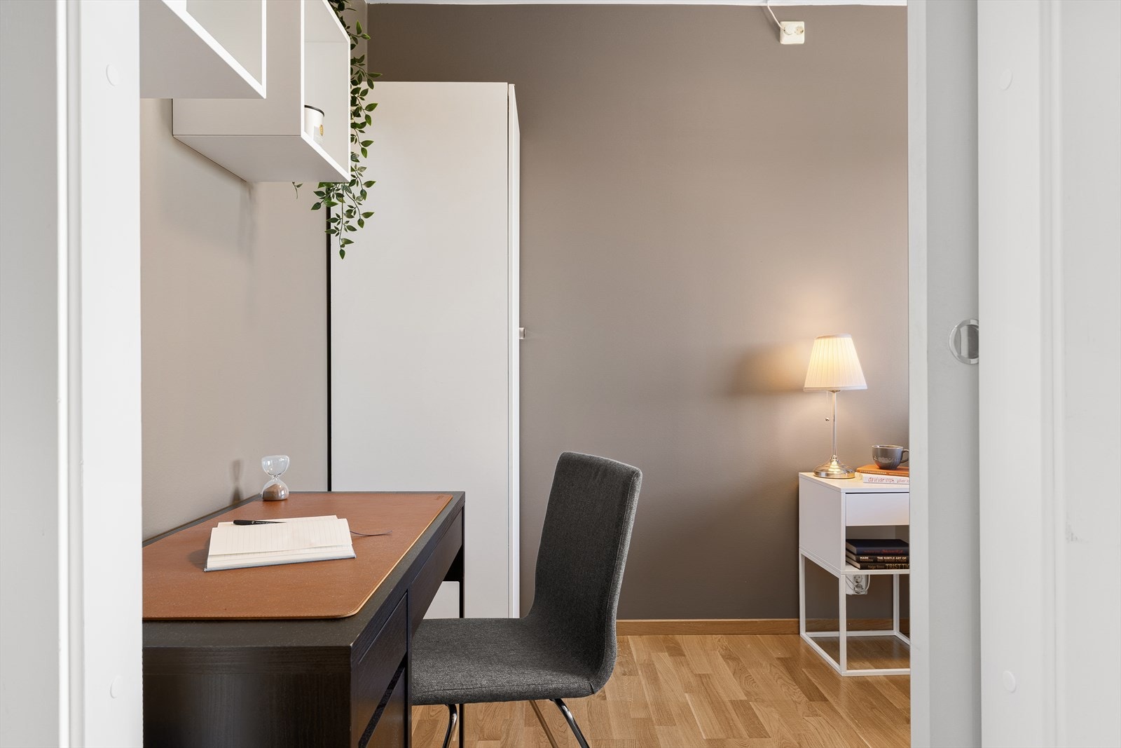 Leiligheten har et delikat soverom som strekker seg over 8 m². Rommet har god plass til dobbeltseng, nattbord og garderobeskap for oppbevaring. Galleribilde