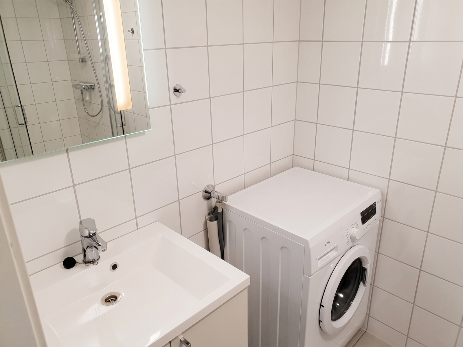Bad/vaskerom - ca 4,5 kvm. Utstyrt med servantskap, toalett, dusj og opplegg for vaskemaskin Galleribilde
