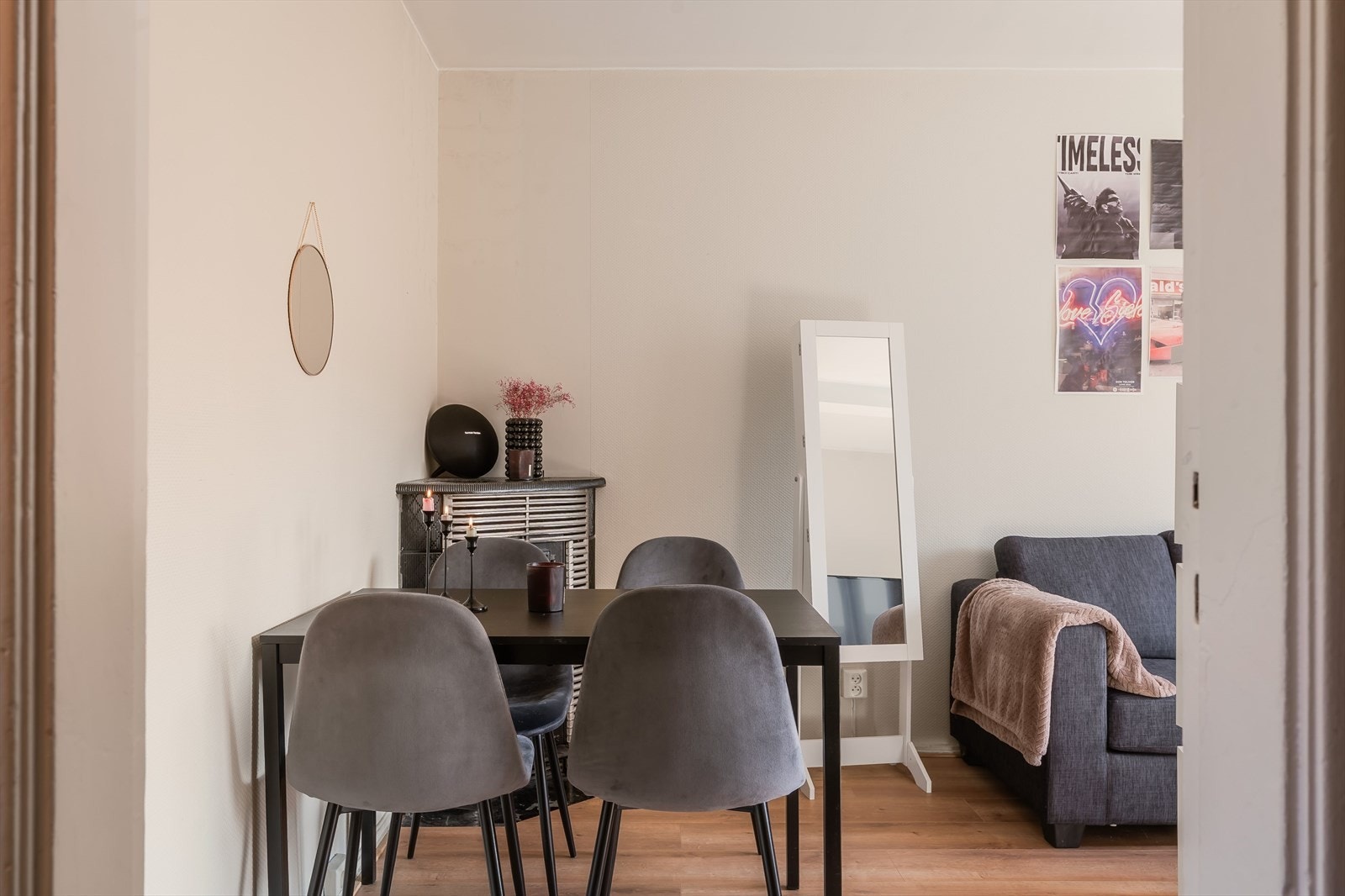 Leiligheten har en lys og flott stue på 17 kvm med egne soner for bespisning og avslapning. Galleribilde