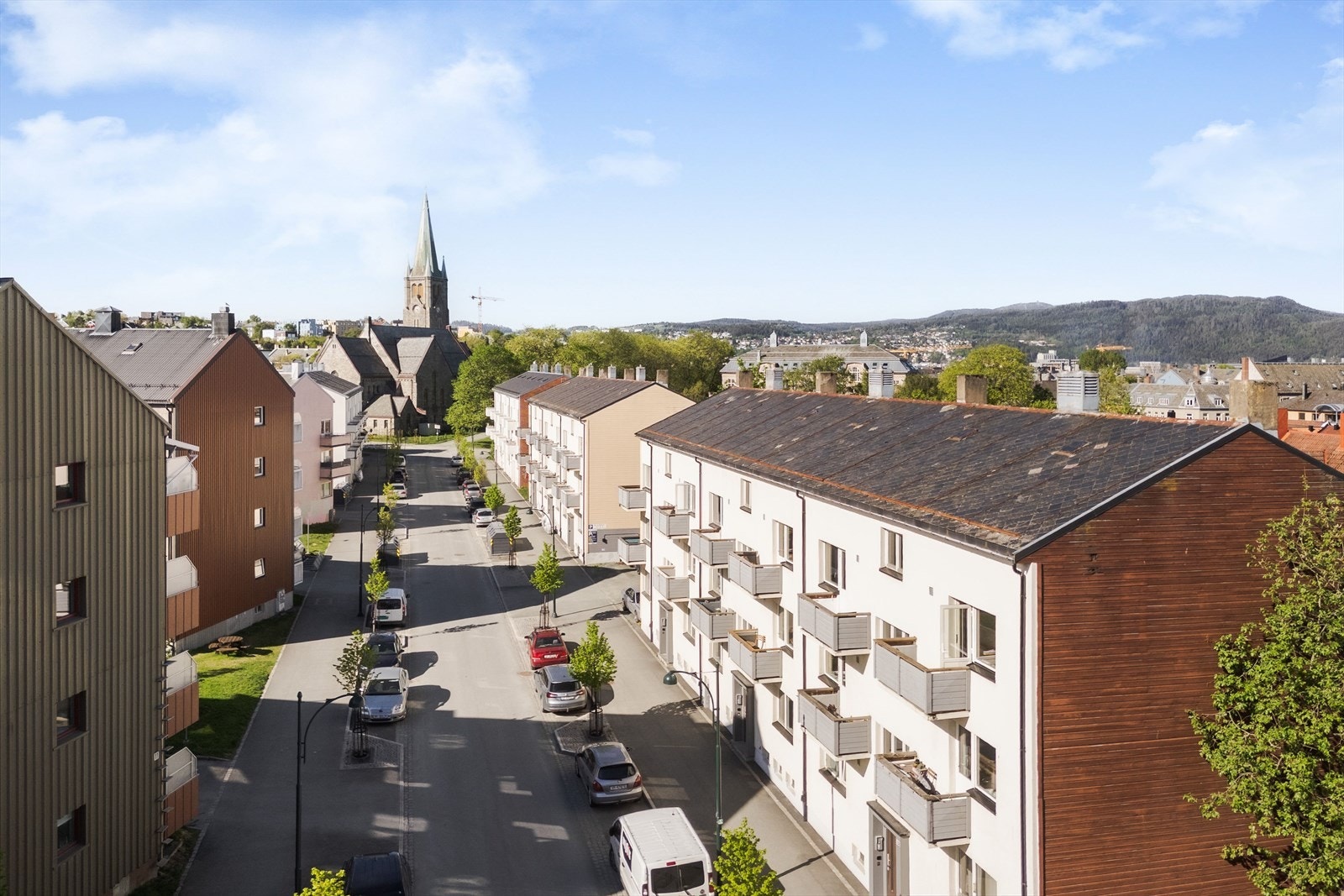Lademoen byr på herlig parkliv, sjarmerende kaféer og umiddelbar nærhet til kollektiv- og servicefunksjoner som gjør området svært ettertraktet for unge og studenter. Galleribilde