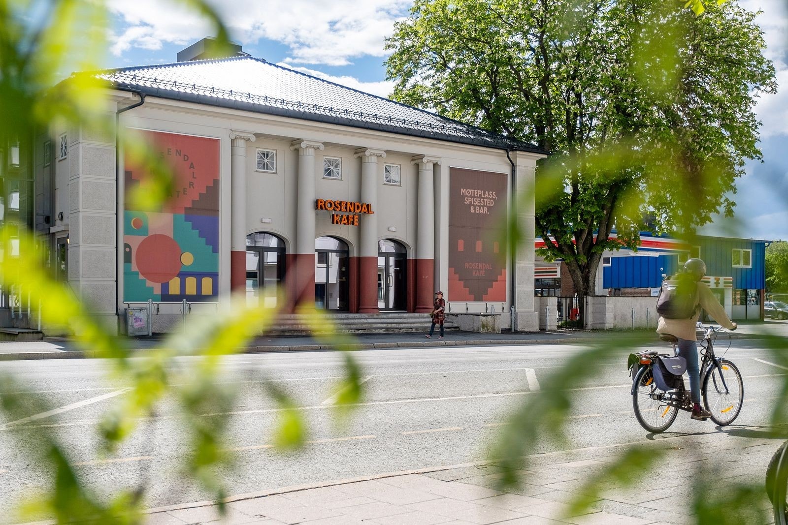 Rosendal Kafé er en populær møteplass på Lademoen, med hyggelig atmosfære, servering og bar. Galleribilde