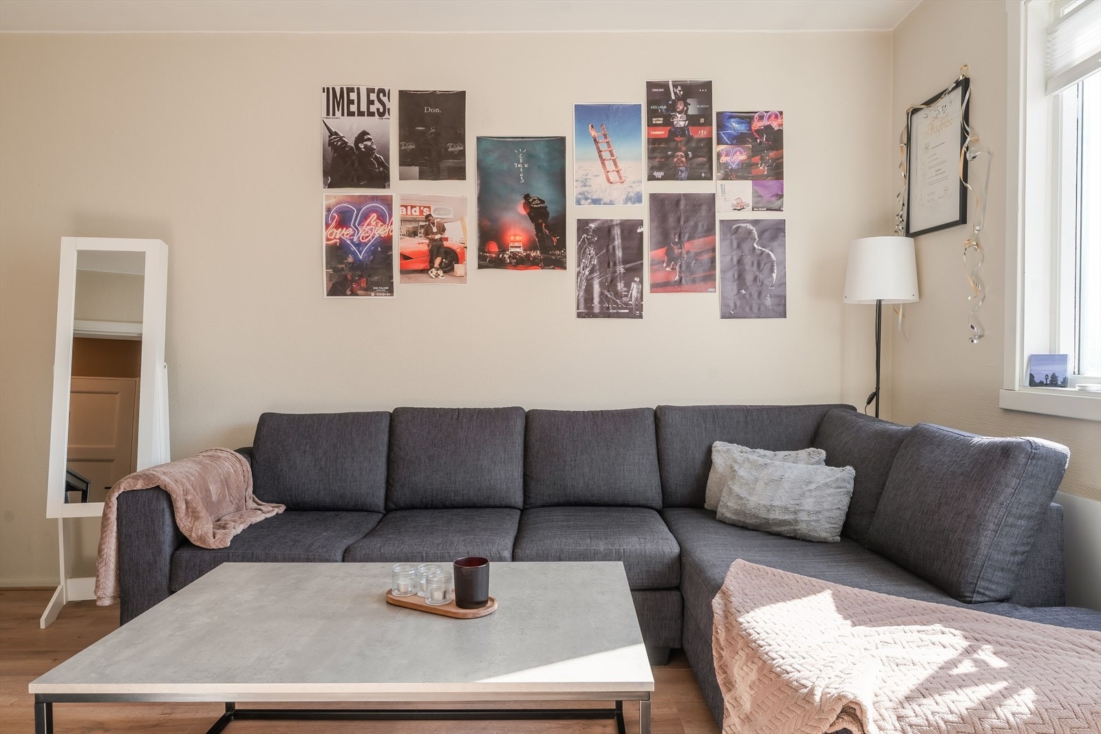 Stuen byr på fleksible møbleringsmuligheter og kan enkelt tilpasses ulike behov, enten man ønsker en lun TV-sone, et sosialt oppholdsrom eller en mer åpen og luftig innredning. Galleribilde