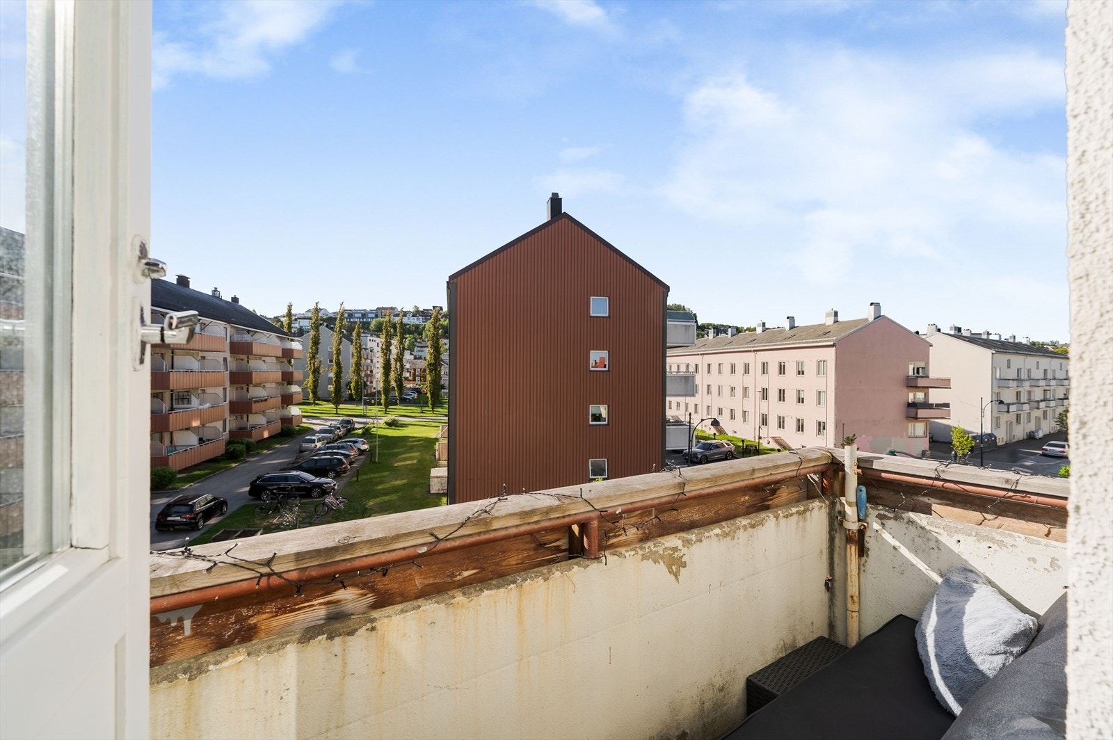 Balkong med gode solforhold og plass til balkongmøbler. Galleribilde