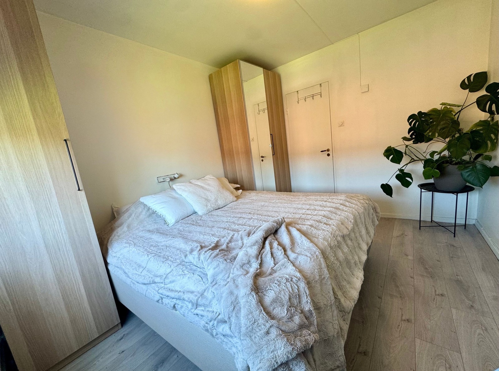 Soverom 2, med god plass til dobbelseng og skap Galleribilde