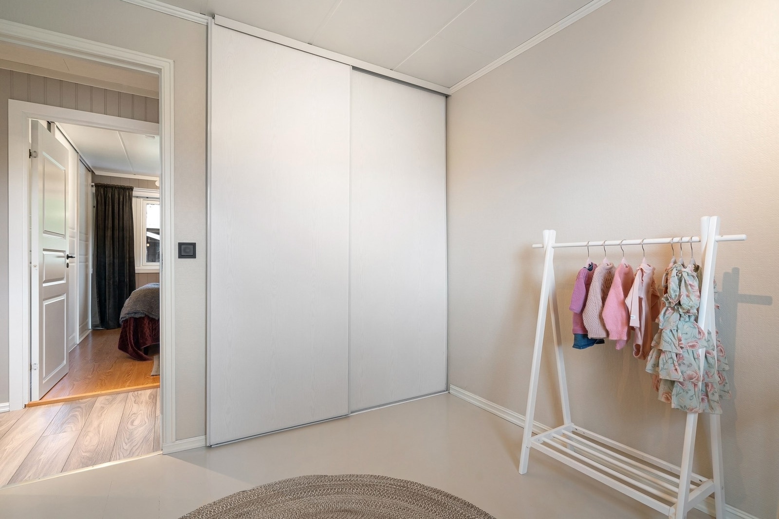 Skyvedørsgarderobe for effektiv oppbevaring. Galleribilde
