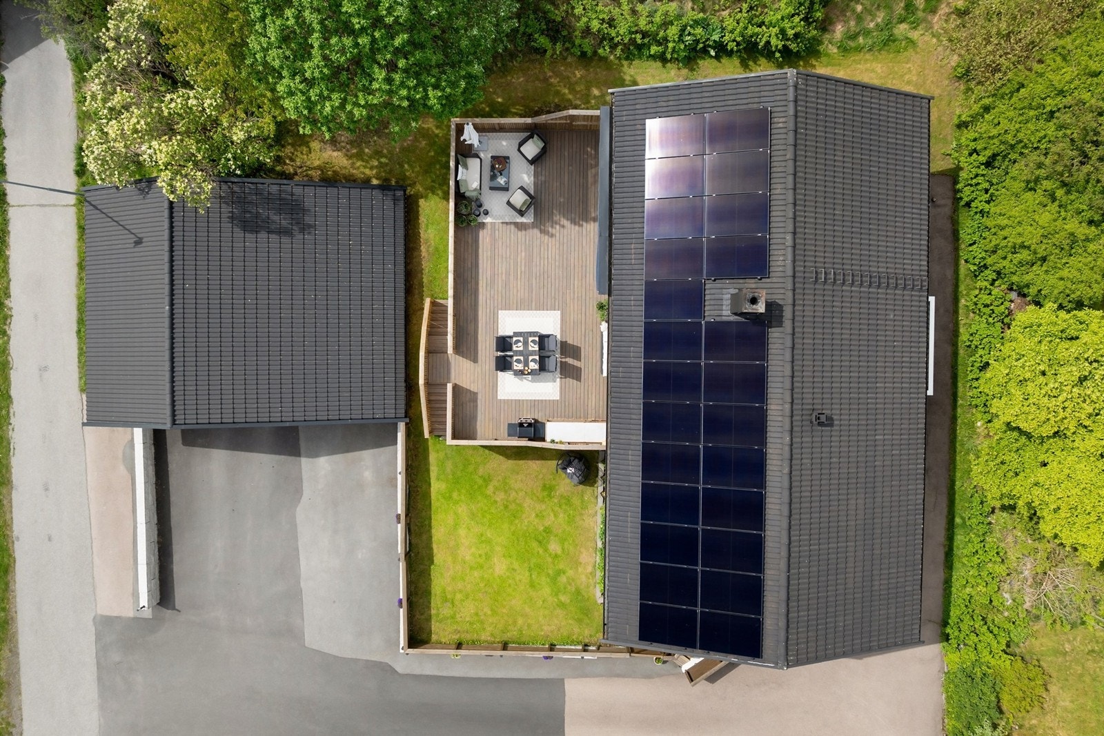 Solcellepanelene er diskret integrert i takflaten. Galleribilde