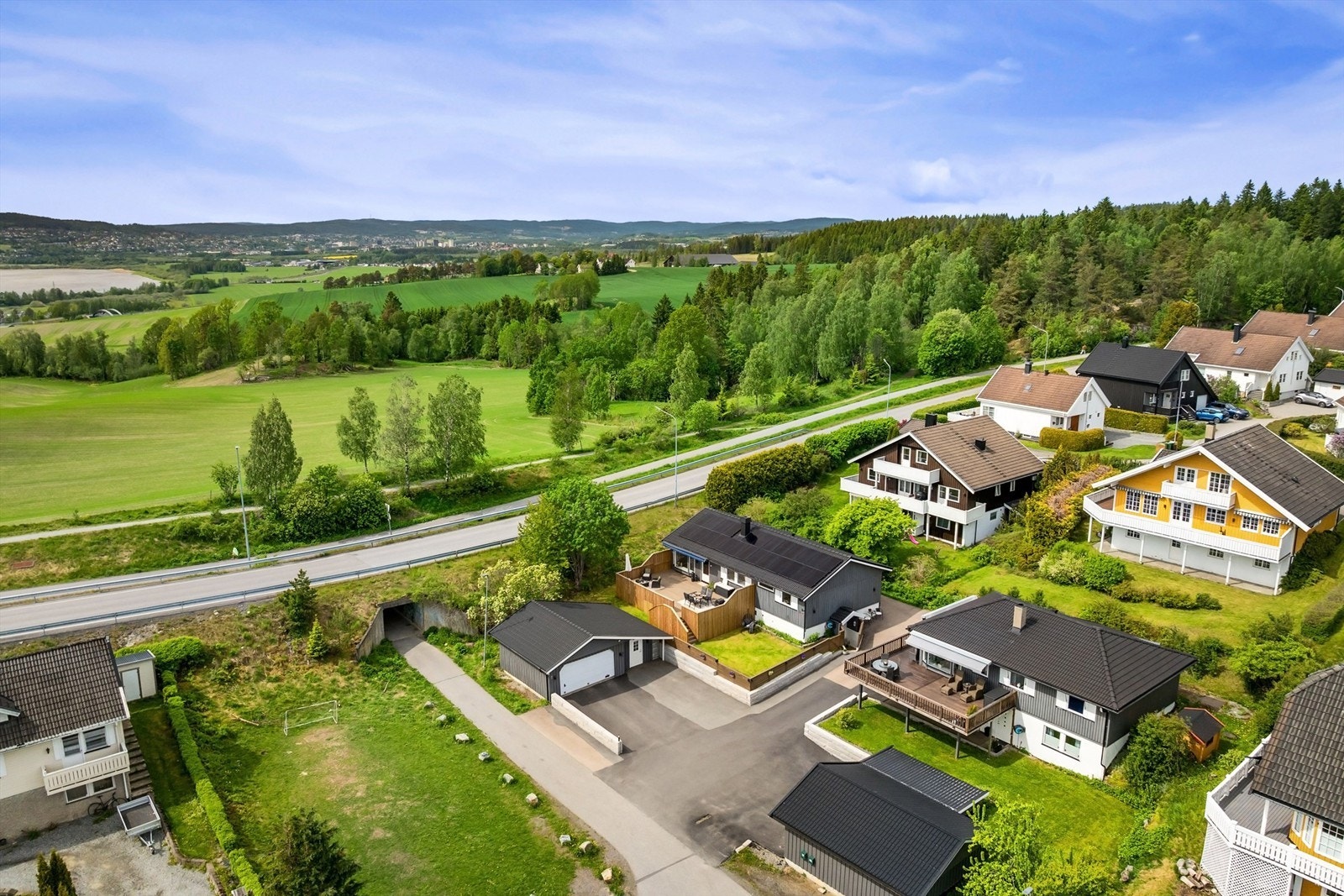 Fra eiendommen er det kort vei til Fetsund sentrum og Lillestrøm, med togforbindelse til Oslo S på ca. 20 minutter. Galleribilde