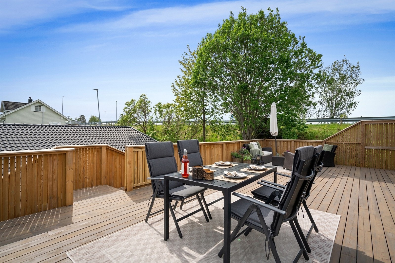 Terrassen er delvis skjermet og har flere soner. Galleribilde