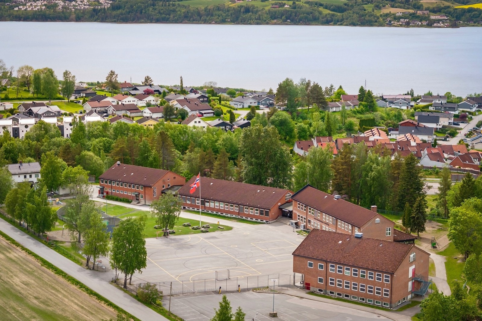 Det er gangavstand til Hovinhøgda skole (1-7 kl.). Galleribilde