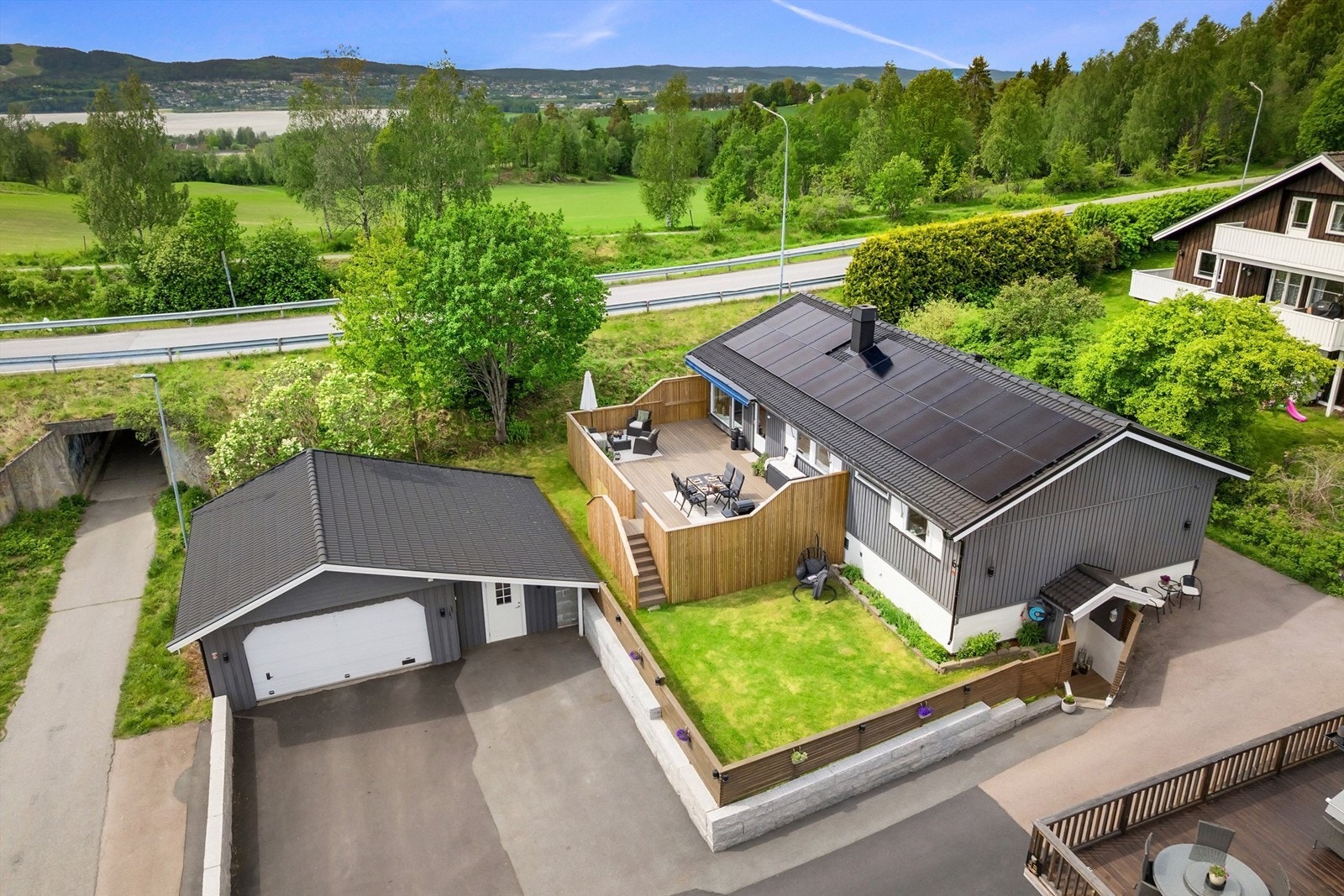 Solcelleanlegget på taket bidrar til lavere strømkostnader.
Foto: Z|OVENFRA Galleribilde