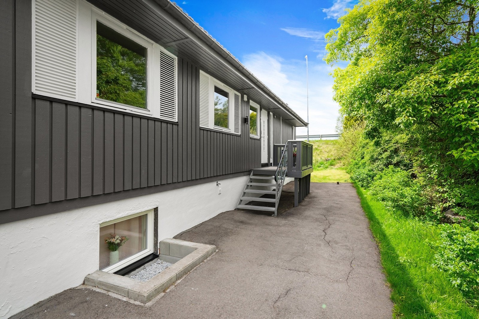 Adkomst langs siden av huset. Galleribilde