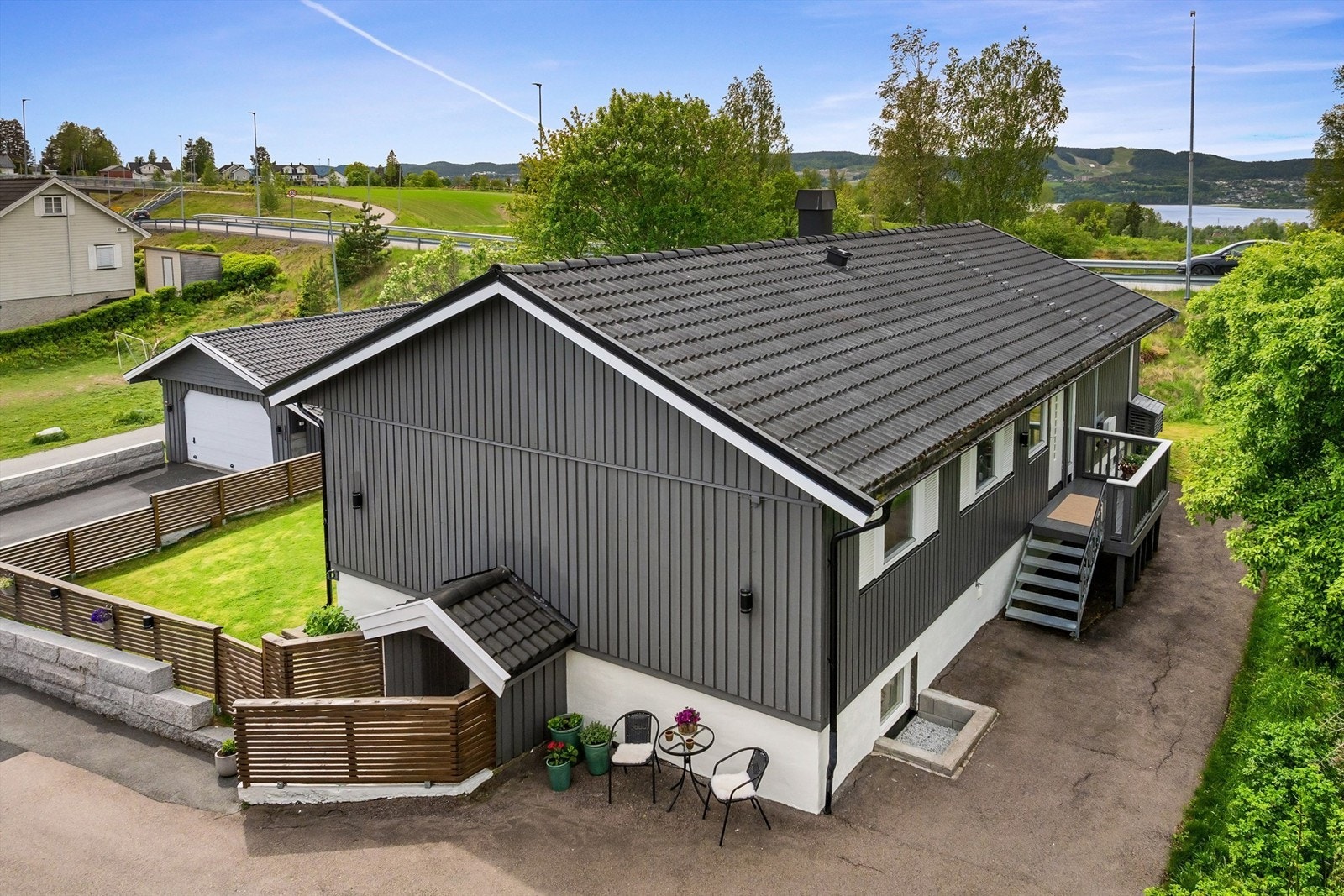 Boligen har også separat inngang til underetasjen - Adkomst, trapp og overbygg er ikke søkt om eller godkjent av kommunen. Galleribilde