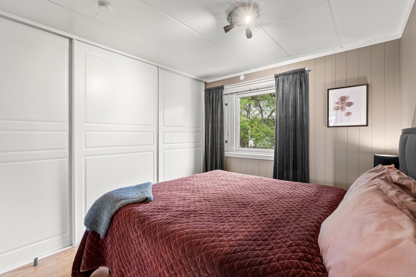 Skyvedørsgarderoben gir rikelig med oppbevaringsplass. Galleribilde
