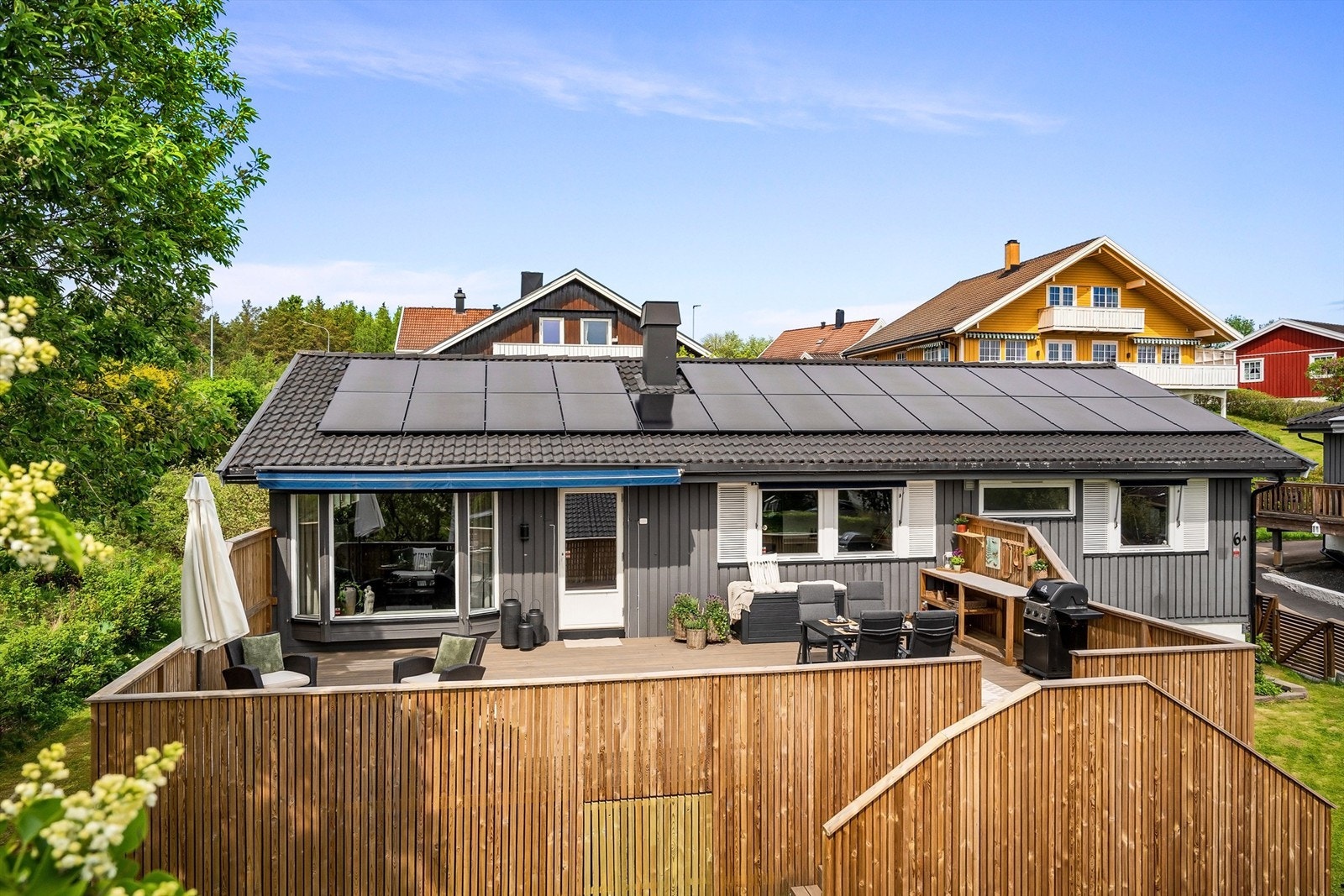 Huset er utstyrt med solceller for egen strømproduksjon og har en stor terrasse med gode solforhold. Galleribilde
