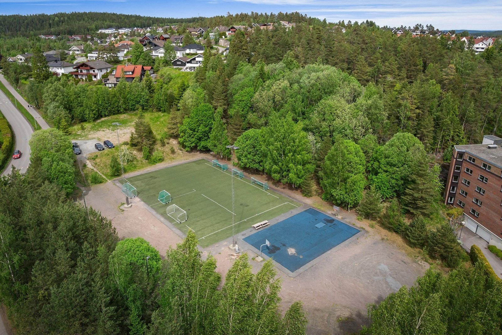 Området byr på fine turmuligheter og nærhet til idrettsanlegg som Heia idrettspark. Galleribilde