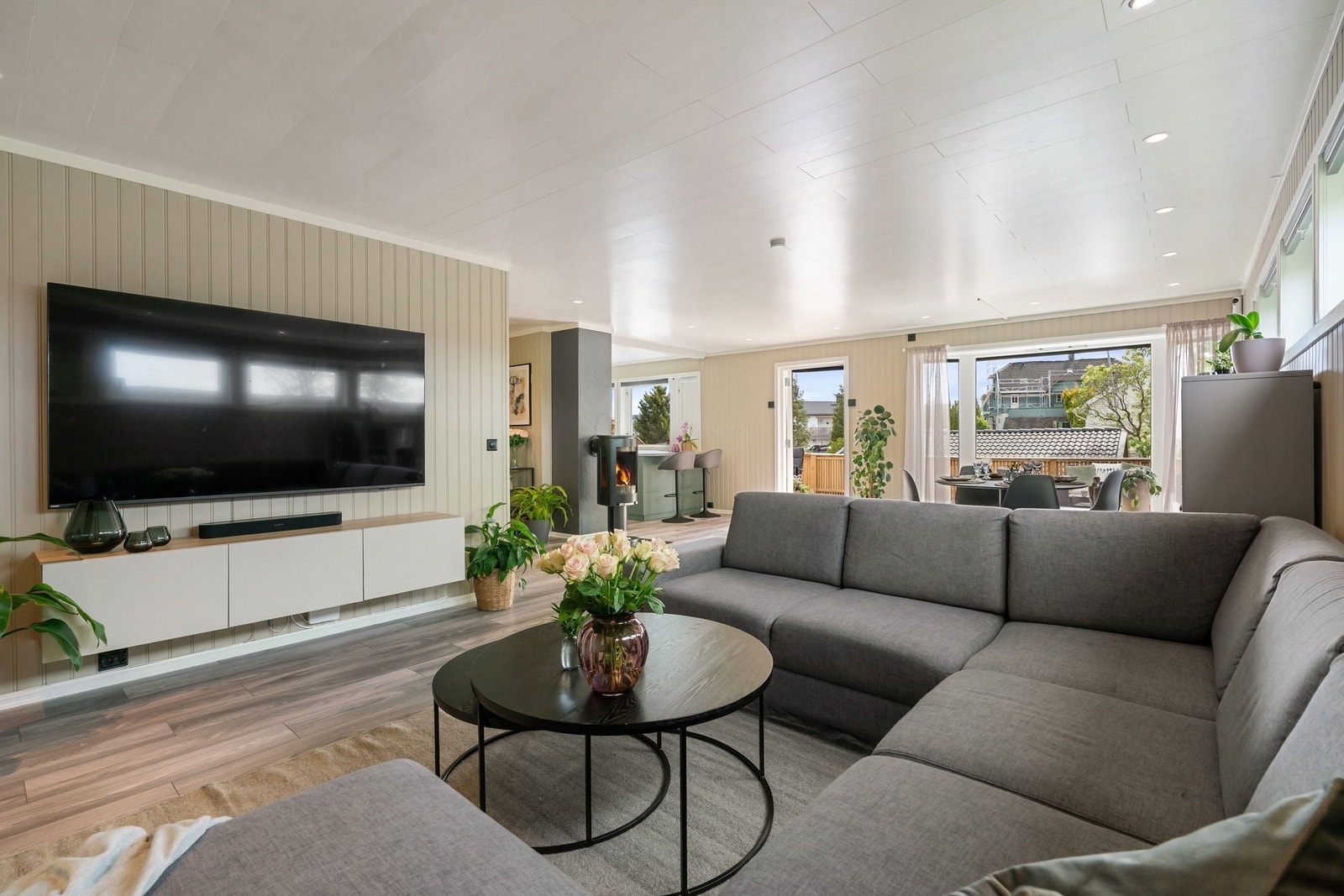 Den åpne planløsningen gir en god romfølelse. Galleribilde