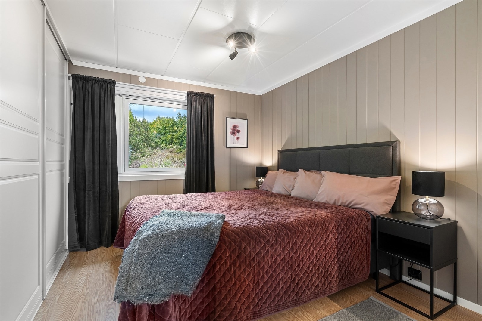 Hovedsoverommet har god plass til dobbeltseng og har en stor skyvedørsgarderobe. Galleribilde