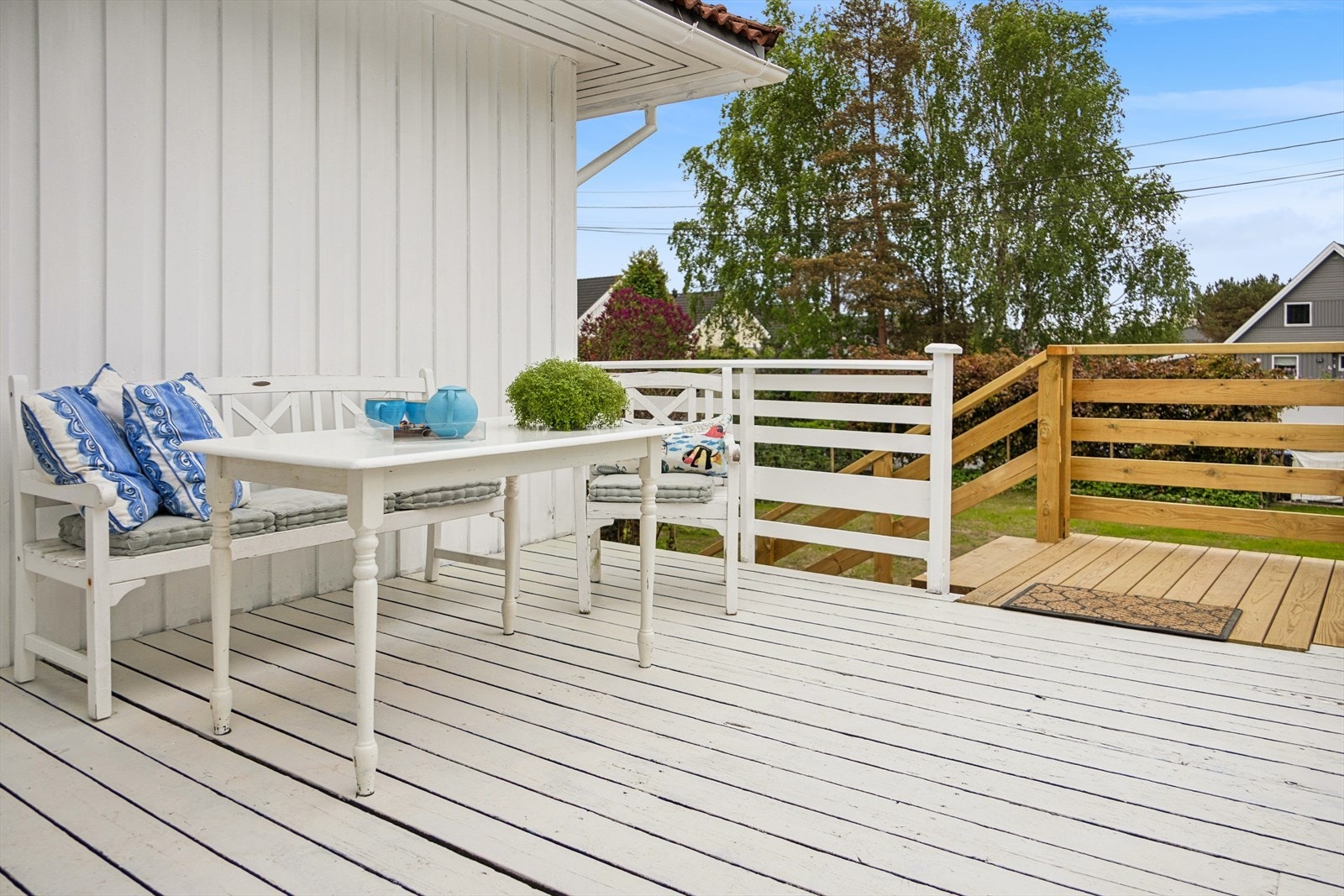 Vestvendt terrasse med gode solforhold, samt ny trapp opp til terrassen. Galleribilde