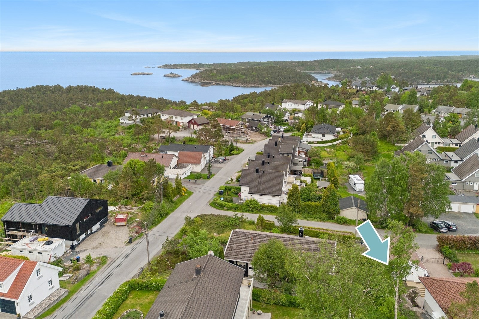 Eiendommen har en attraktiv beliggenhet nær sjøen, med flere fine utsiktspunkter like i nærheten. Galleribilde